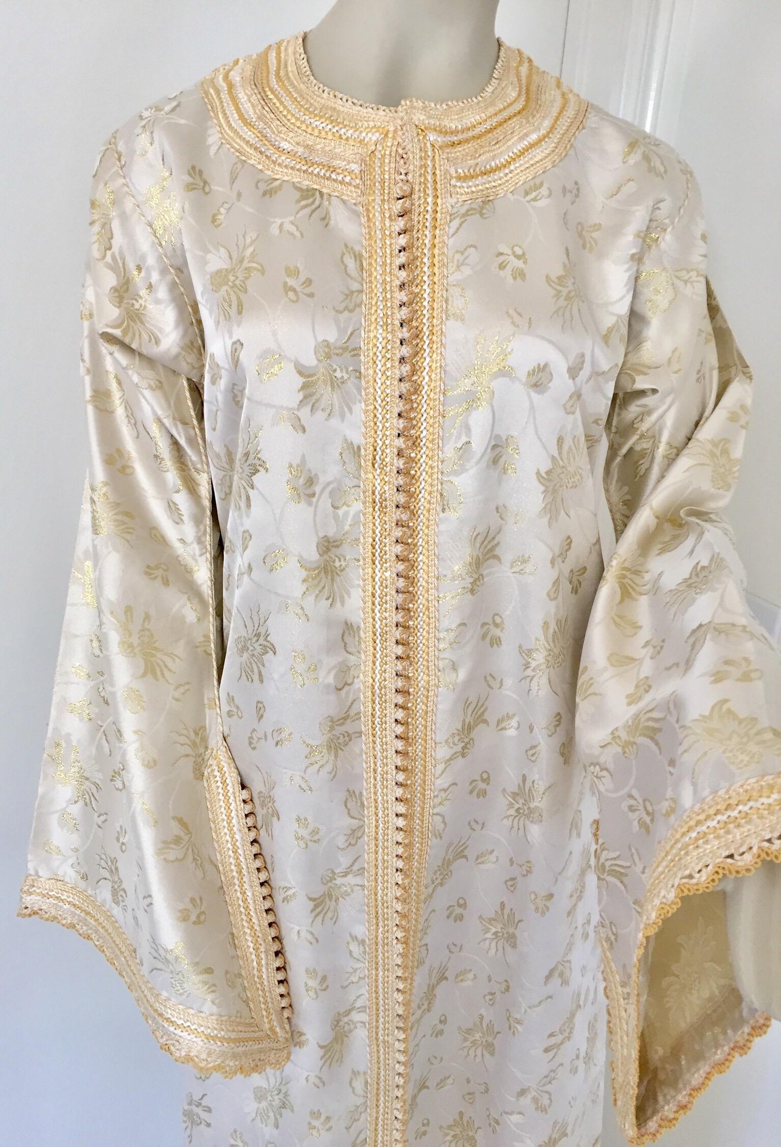 Elegant Moroccan Caftan White and Gold Metallic Floral Brocade For Sale 5