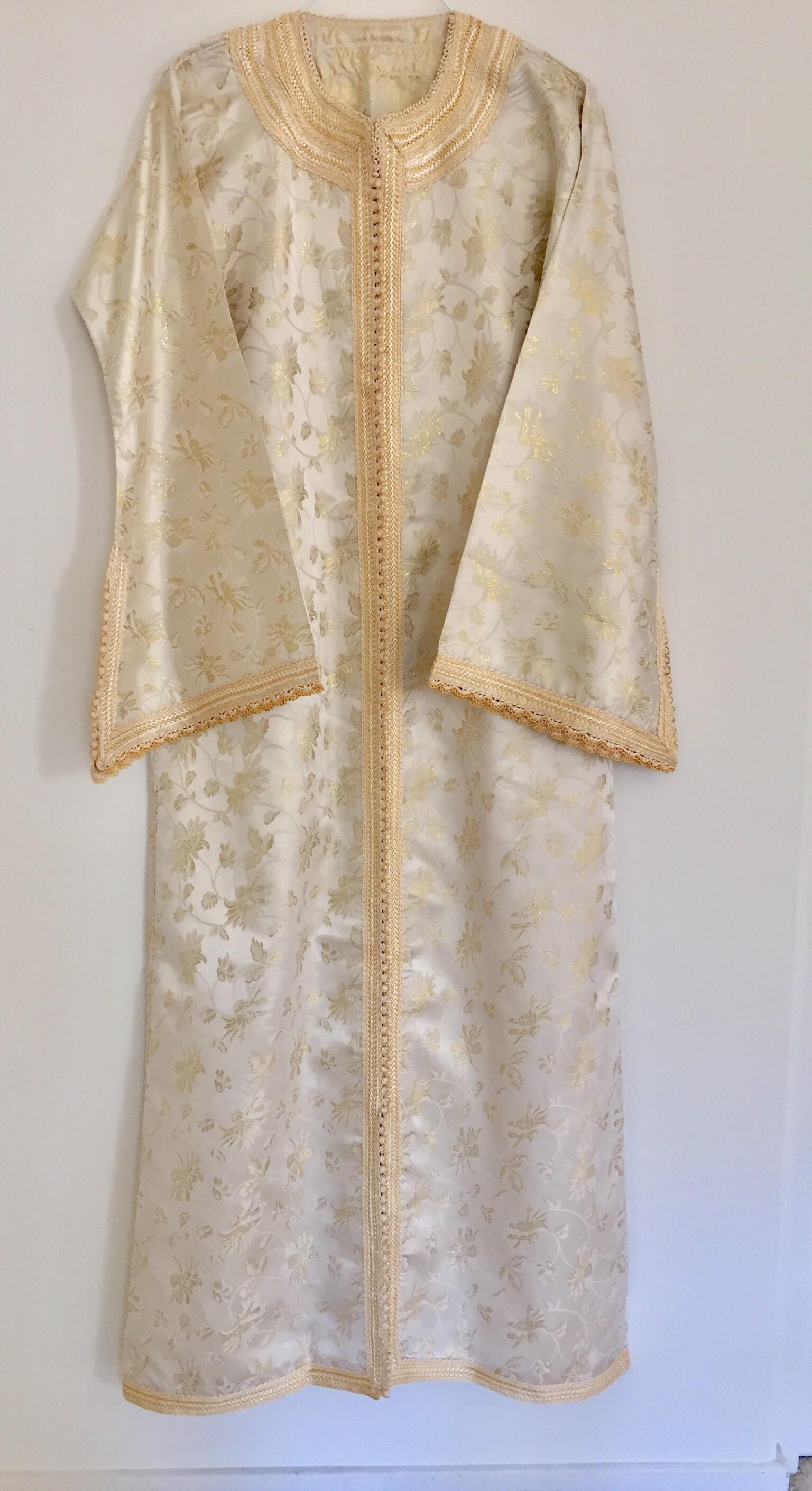 Elegant Moroccan Caftan White and Gold Metallic Floral Brocade For Sale 6