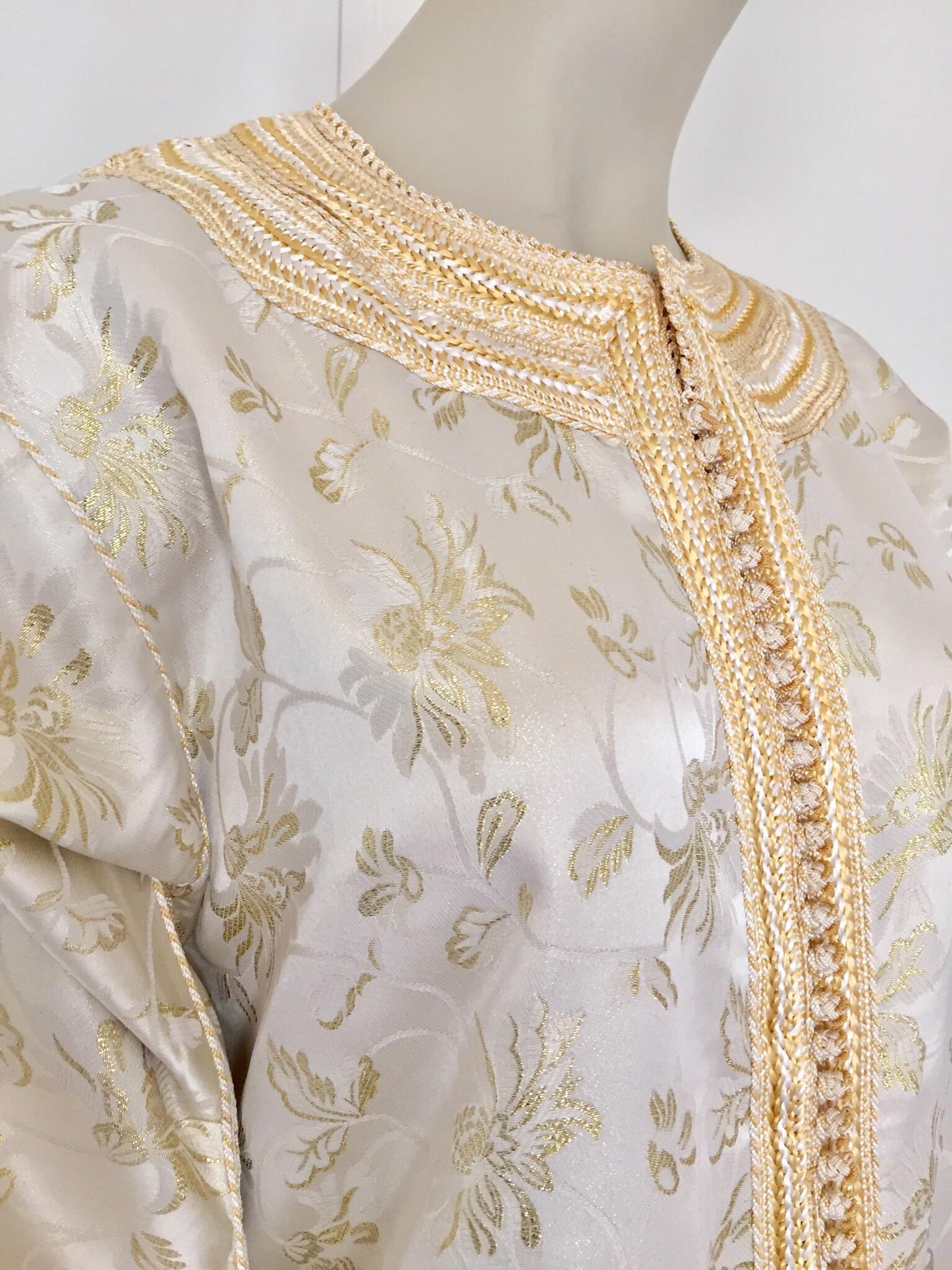 Elegant Moroccan Caftan White and Gold Metallic Floral Brocade For Sale 7