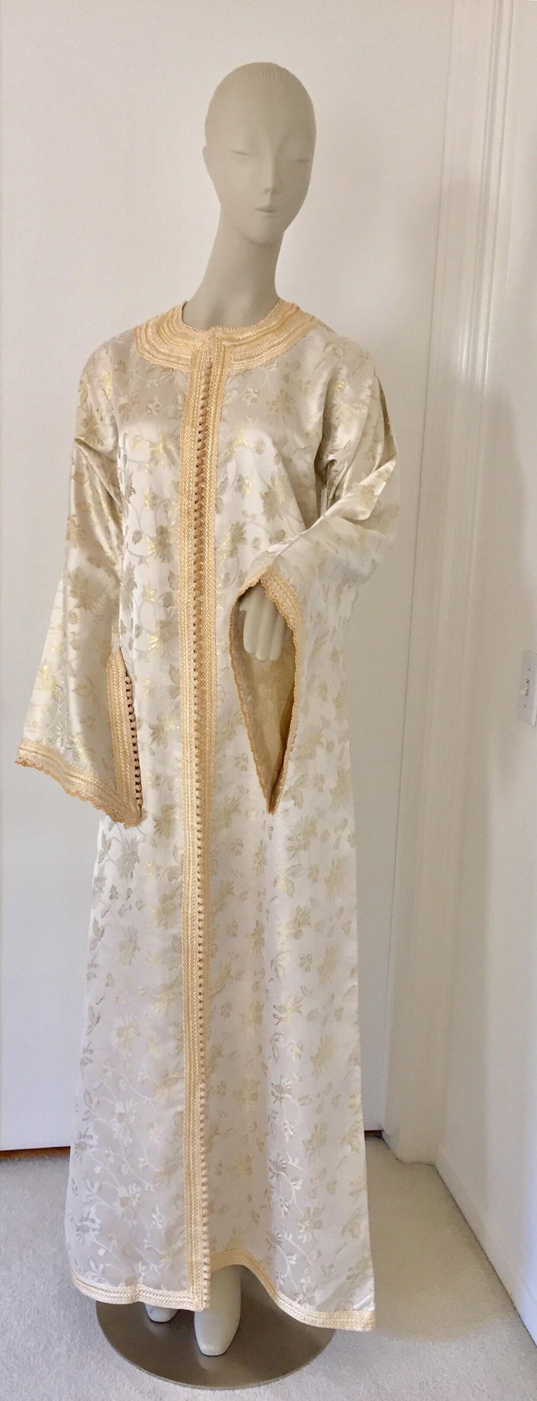Beige Elegant Moroccan Caftan White and Gold Metallic Floral Brocade For Sale
