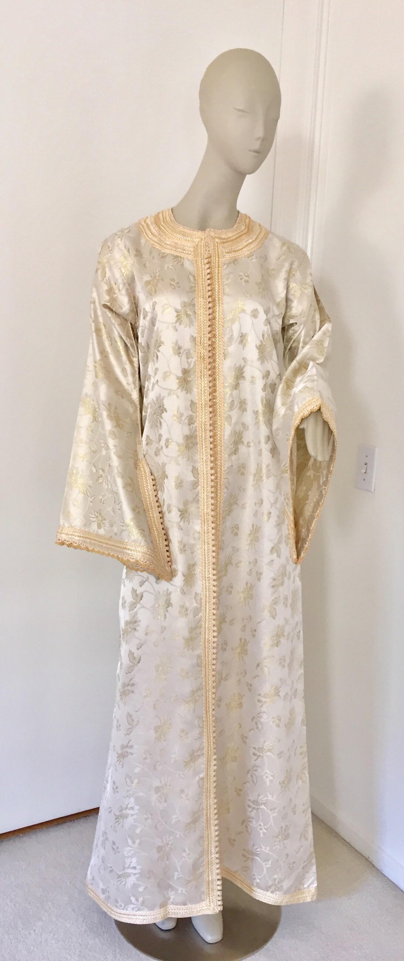 Elegante marokkanische Kaftan weiß und gold lahm metallischen Blumenbrokat kaftan.Circa 1970s.This schöne lange Kleid ist handgefertigt in Marokko und für eine entspannte Passform mit weiten Ärmeln zugeschnittenDieses lange Maxikleid Vintage Kaftan