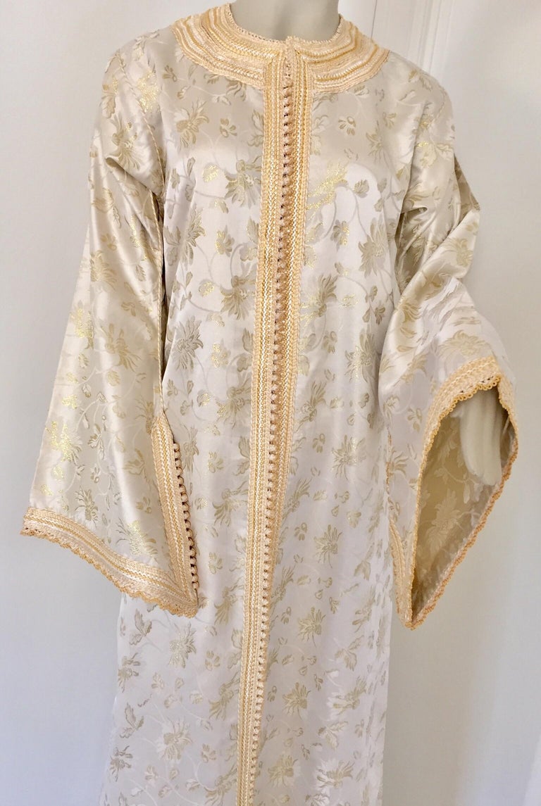 Women's Elegant Moroccan Caftan White and Gold Metallic Floral Brocade For Sale