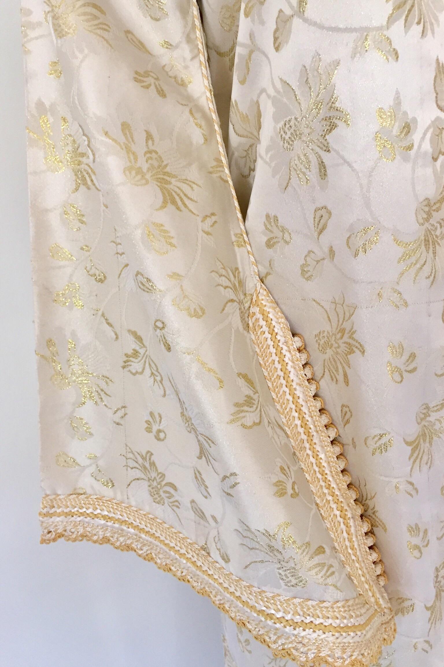 Elegant Moroccan Caftan White and Gold Metallic Floral Brocade In Good Condition For Sale In North Hollywood, CA