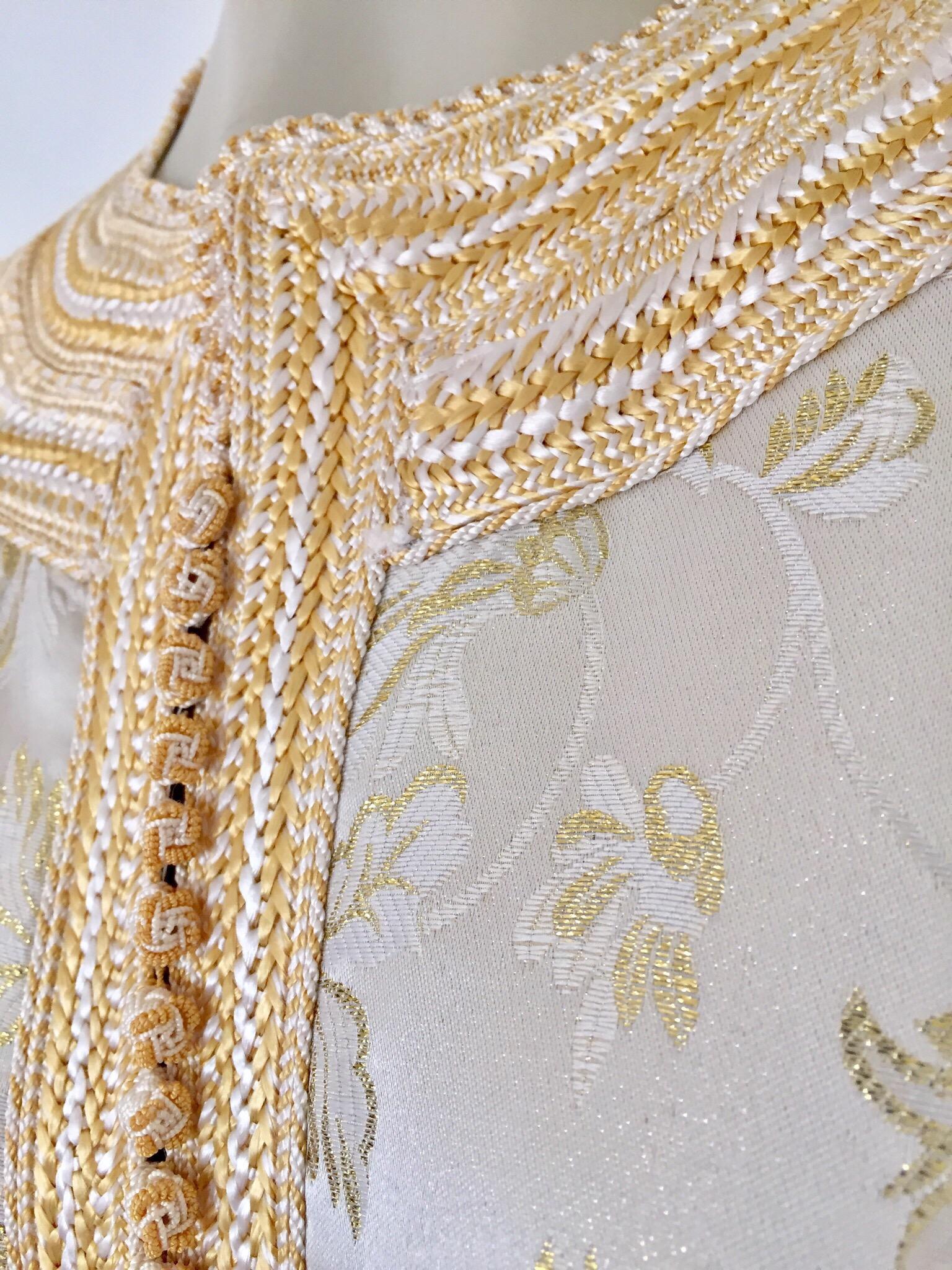 Elegant Moroccan Caftan White and Gold Metallic Floral Brocade For Sale 1