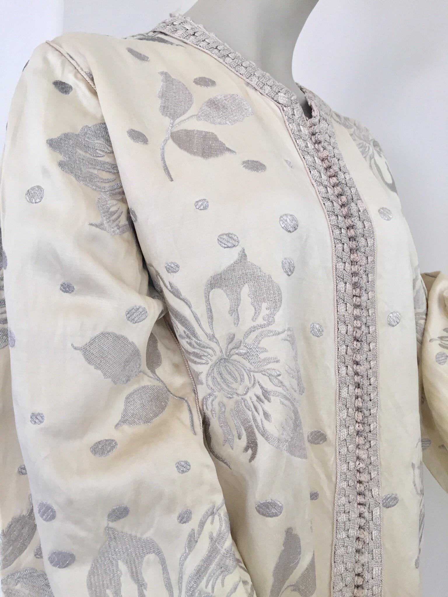Elegant Moroccan Caftan with Silver Metallic Floral Silk Brocade For Sale 5