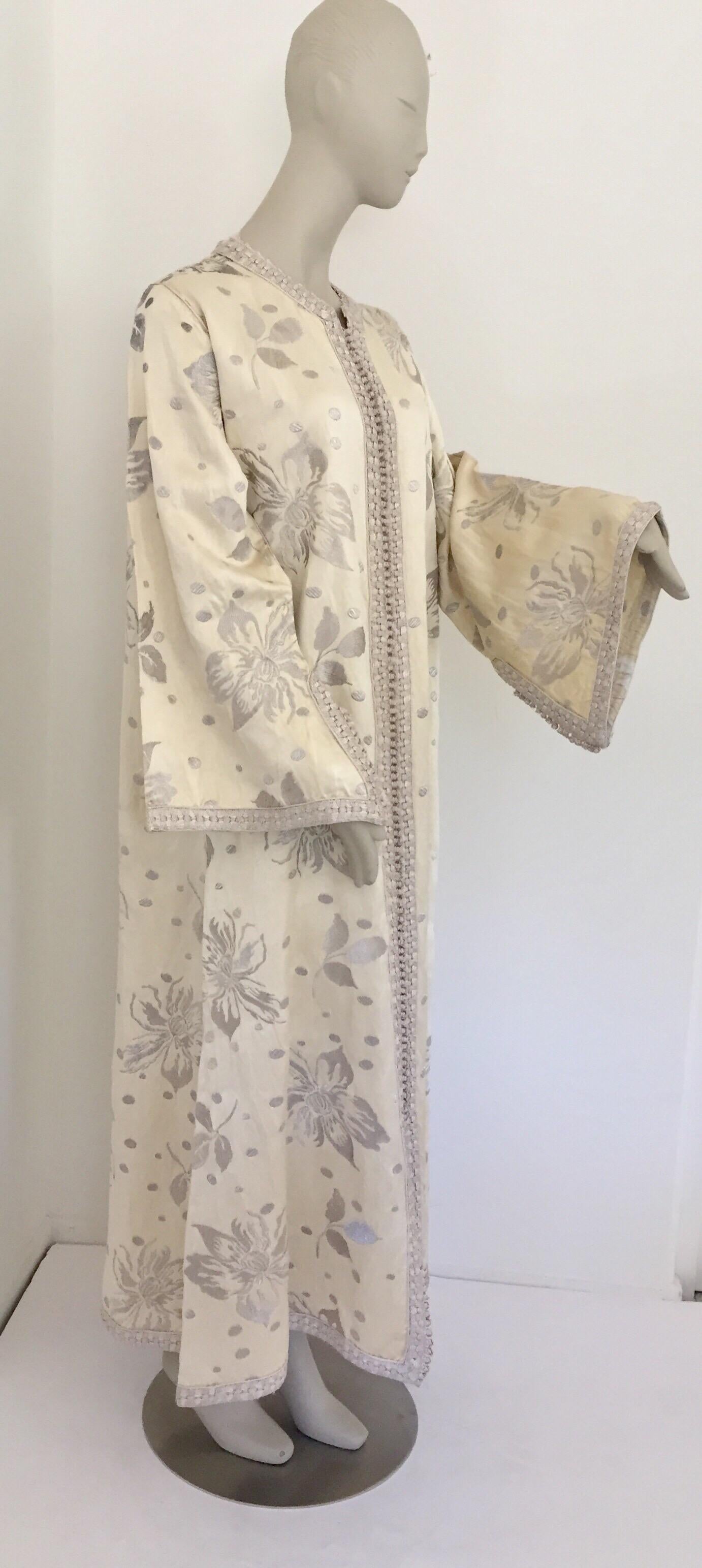 Caftán marroquí vintage de los años 60 con brocado de seda floral metalizado plateado en venta 5