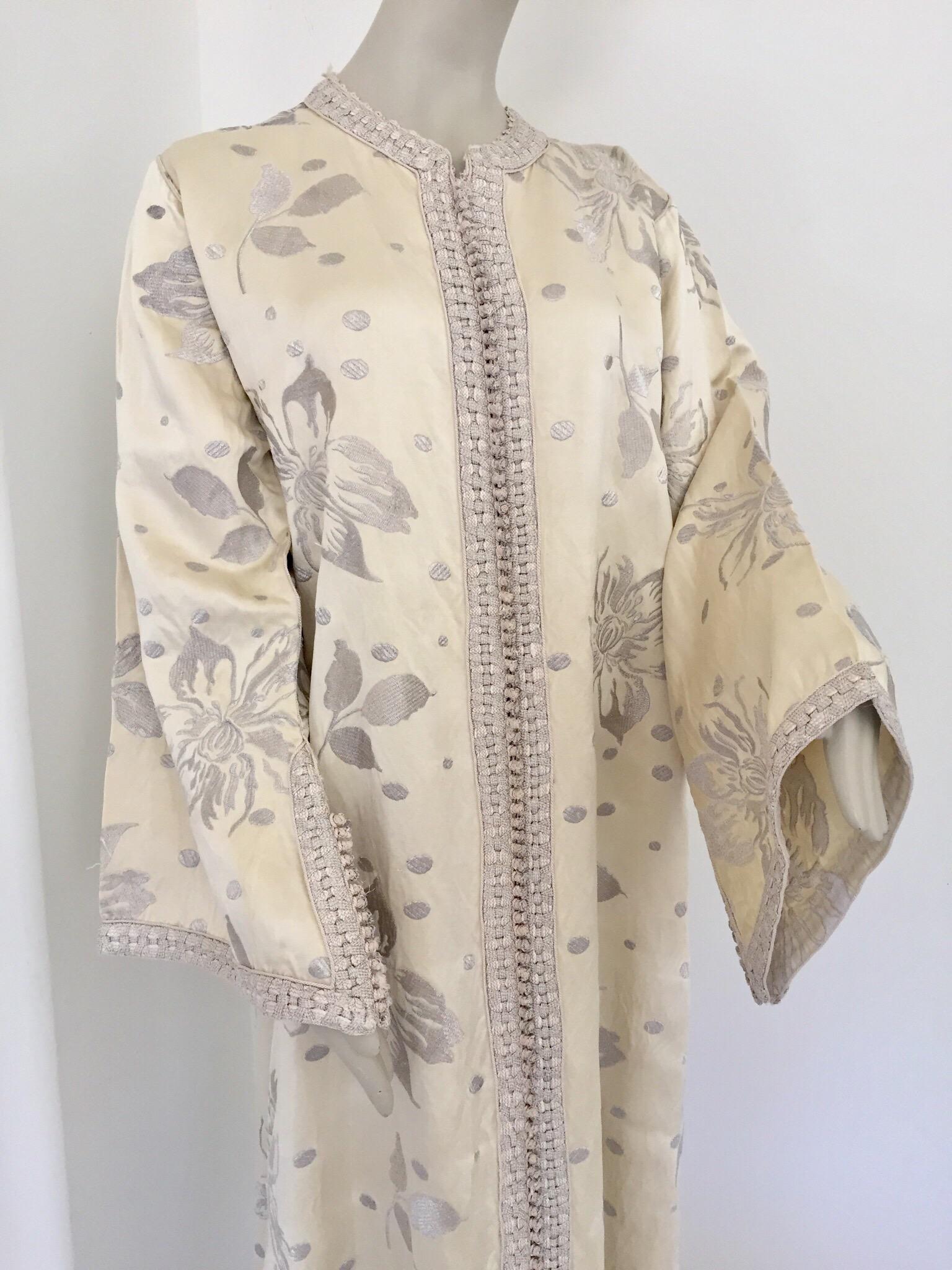 Caftán marroquí vintage de los años 60 con brocado de seda floral metalizado plateado en venta 6