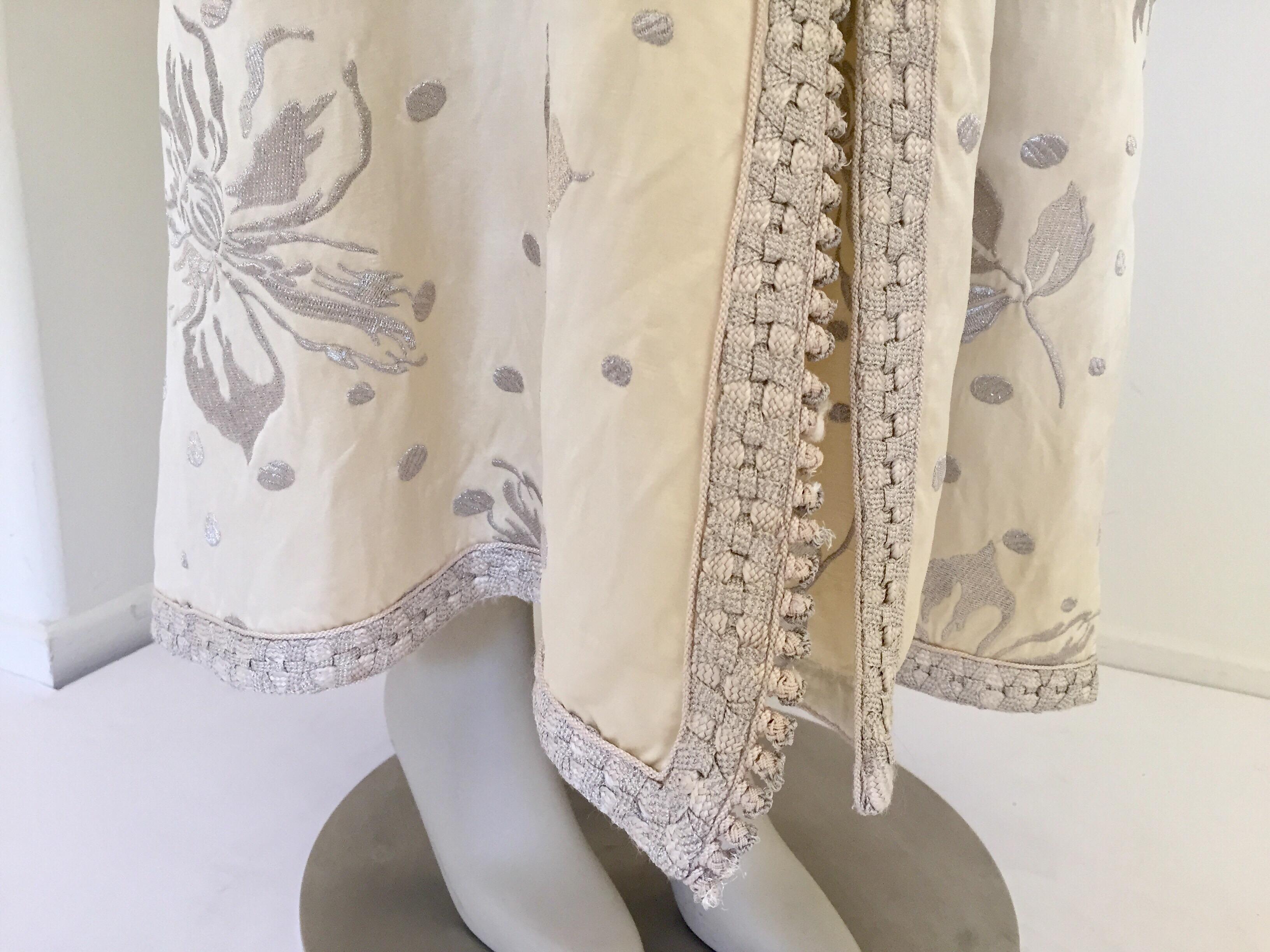 Elegant Moroccan Caftan with Silver Metallic Floral Silk Brocade For Sale 8