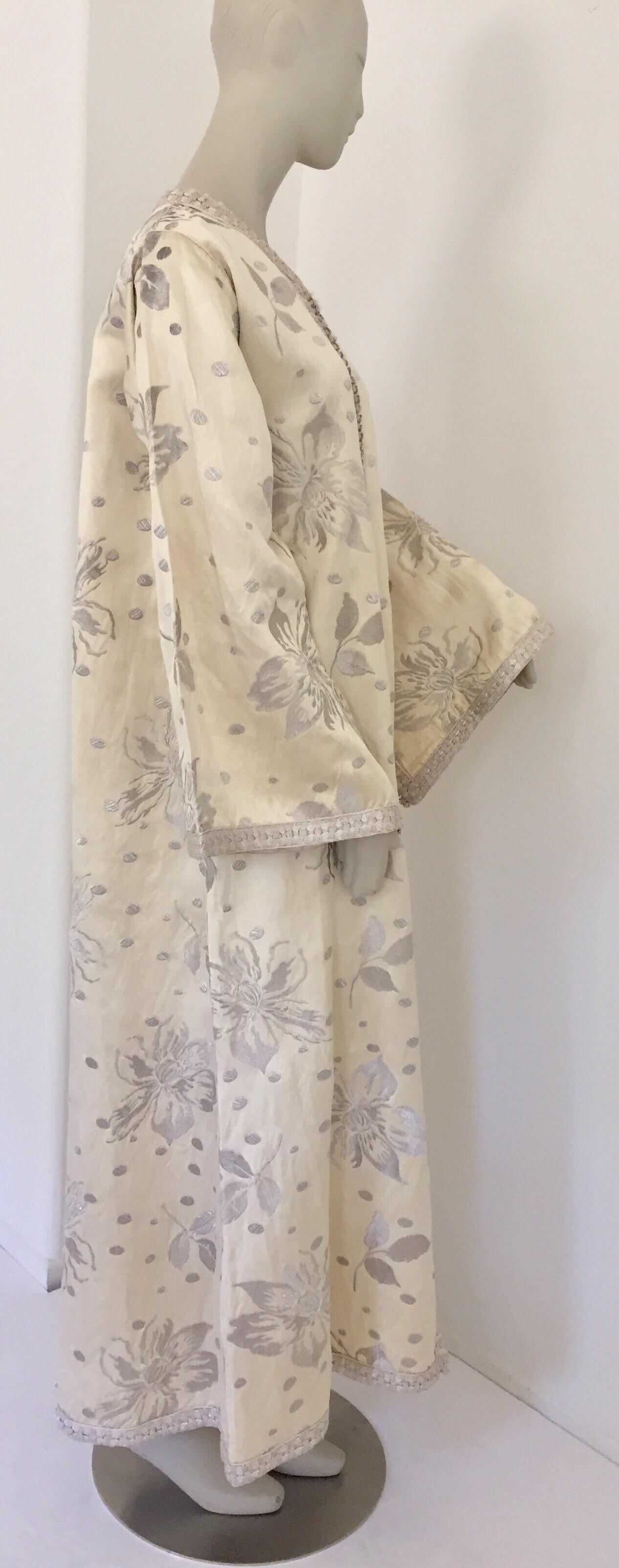 Caftán marroquí vintage de los años 60 con brocado de seda floral metalizado plateado en venta 10