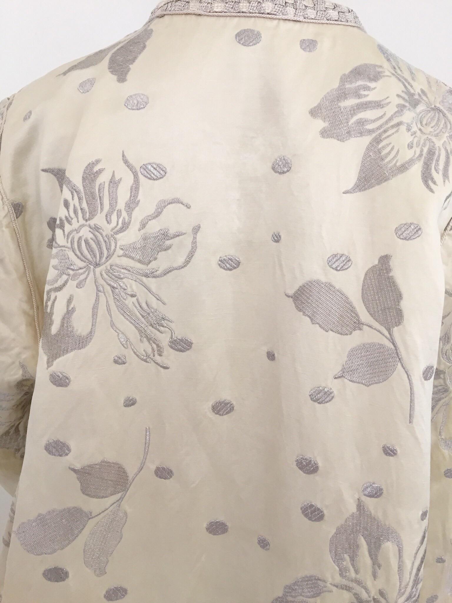 Caftán marroquí vintage de los años 60 con brocado de seda floral metalizado plateado en venta 11
