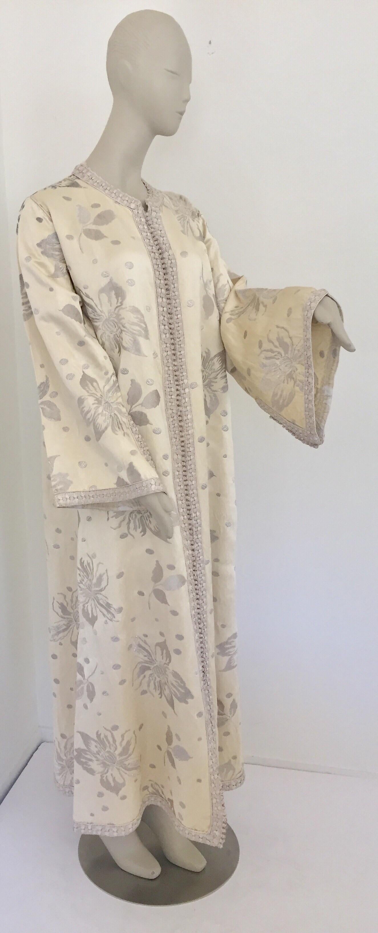 Impresionante y elegante caftán marroquí con brocado floral morisco de seda Dupioni metalizada plateada.
Las flores están bordadas en hilo de seda plateado metálico, lo que les da un toque muy elegante.
Hand Made en Marruecos y confeccionado para un