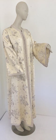 Caftán marroquí vintage de los años 60 con brocado de seda floral metalizado plateado