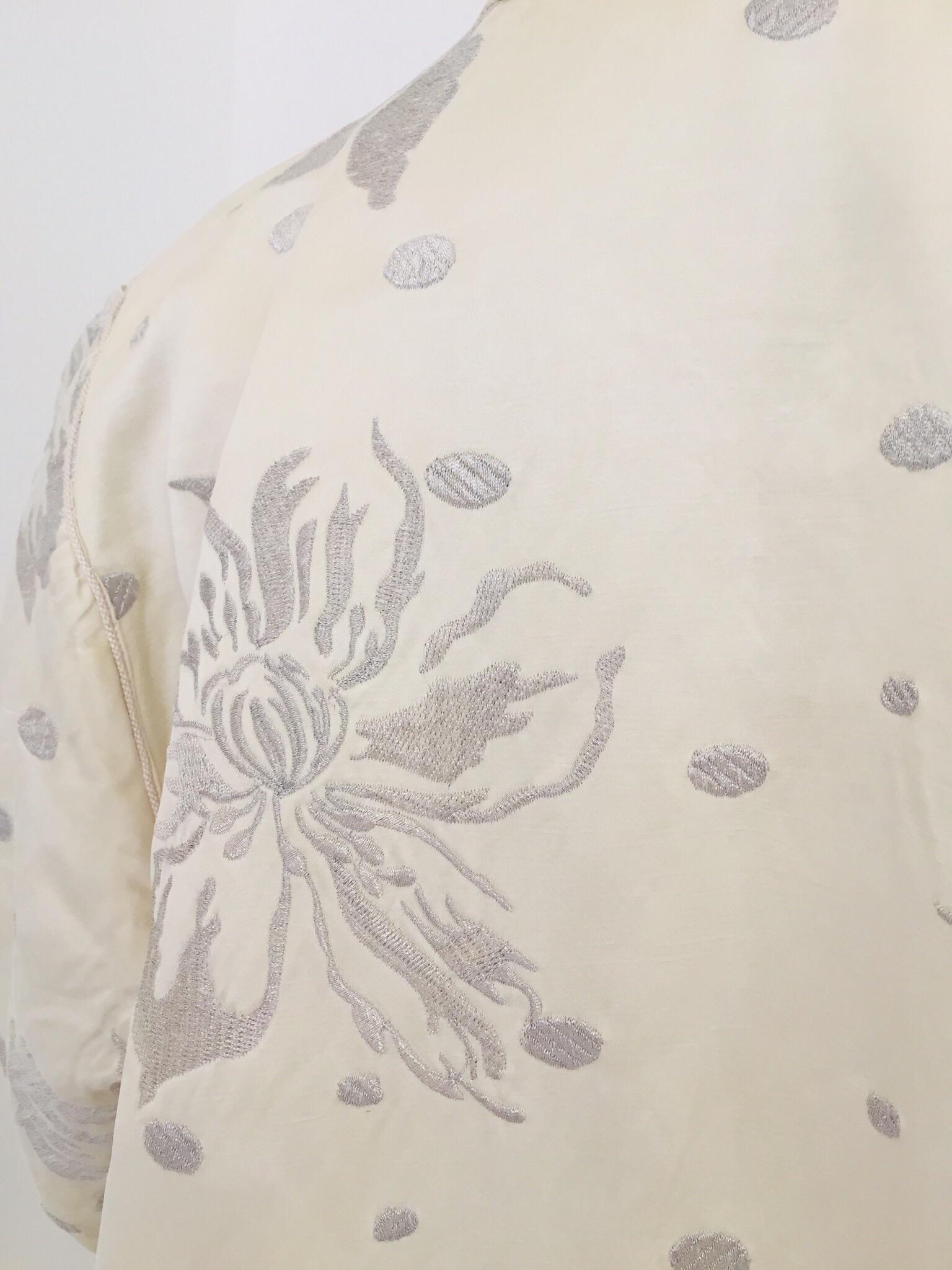 Caftan marocain vintage en brocart de soie à fleurs argenté métallisé, années 1960 en vente 12