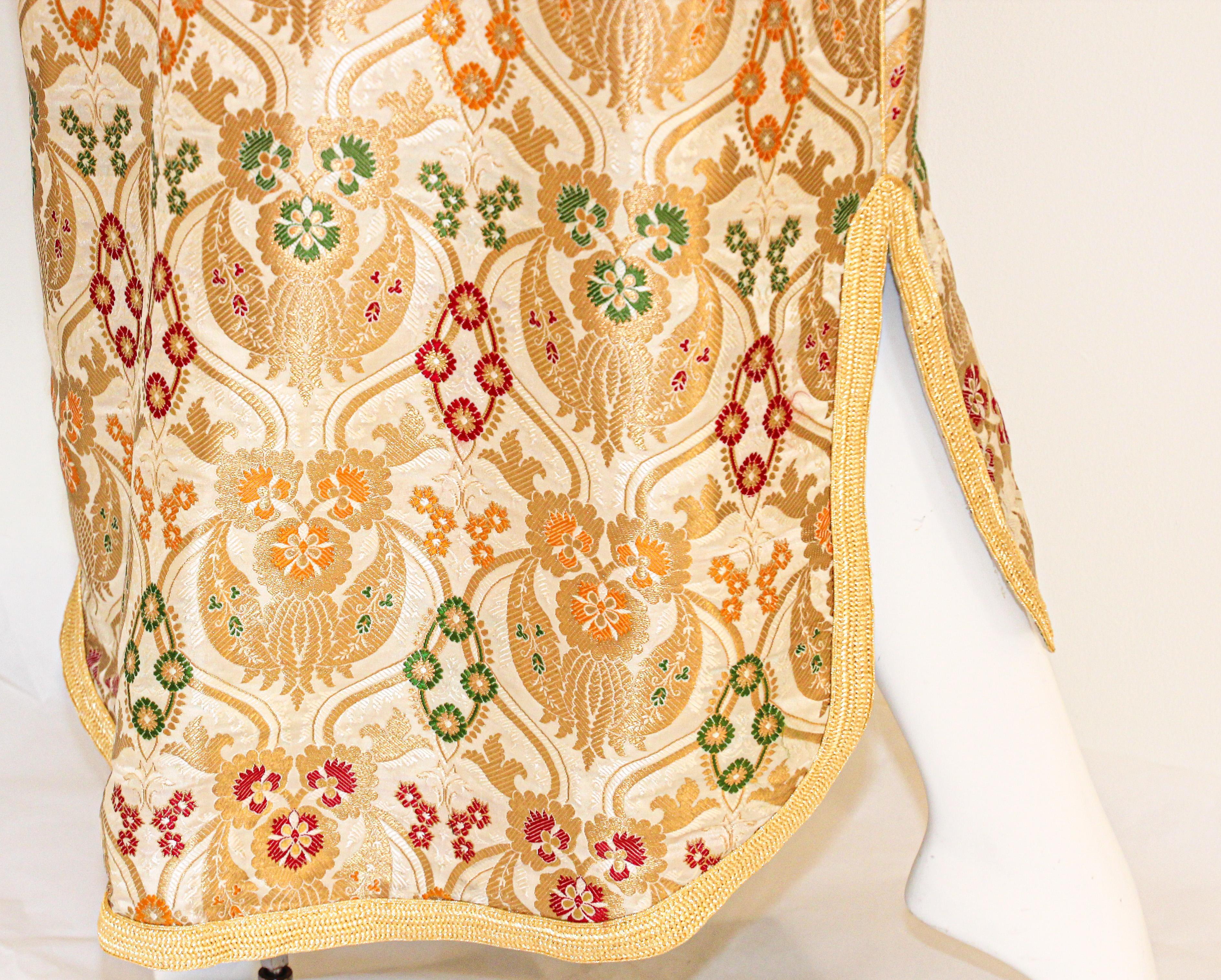 Elegante Caftán Floral Metalizado Damasco Marroquí en venta 10