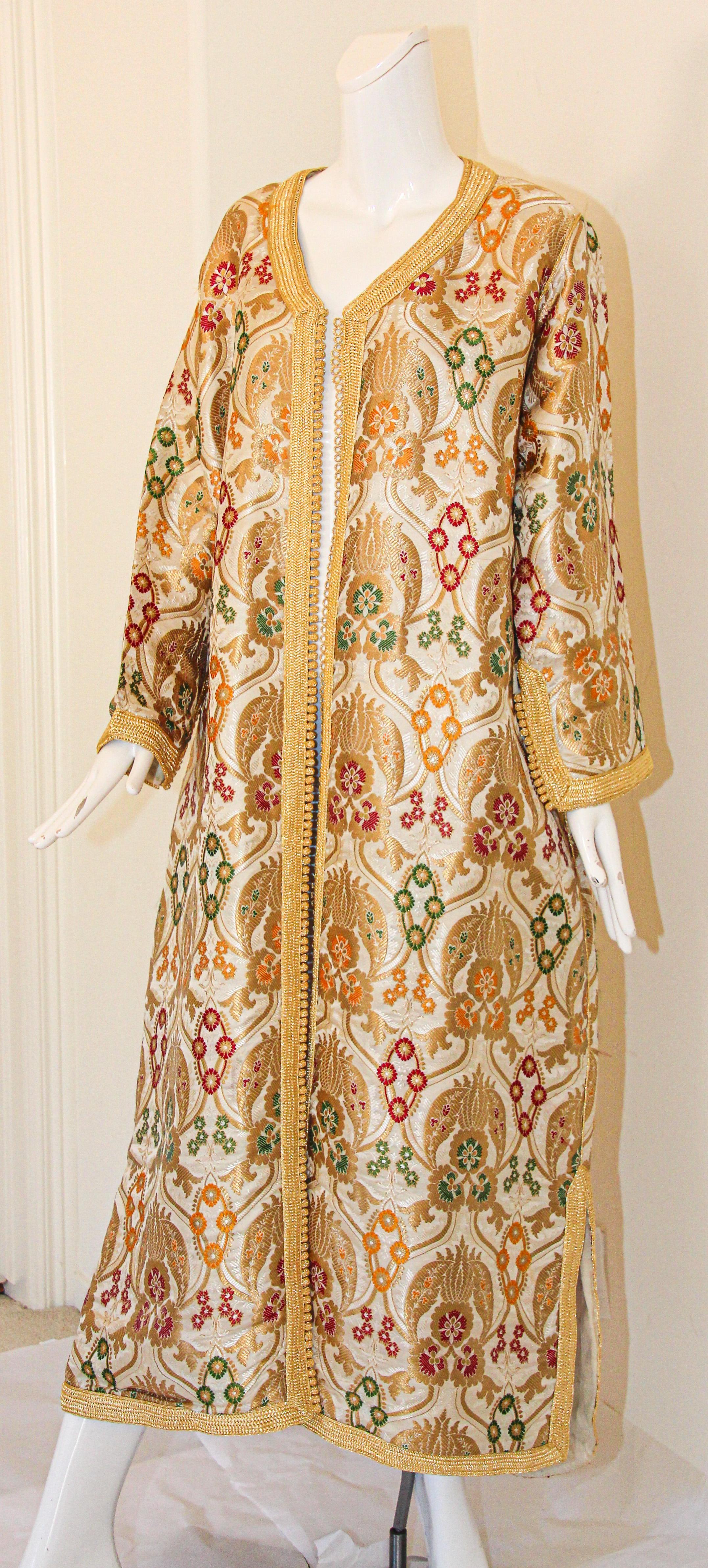 Elegant Moroccan Damask Metallic Floral Caftan In Good Condition For Sale In North Hollywood, CA