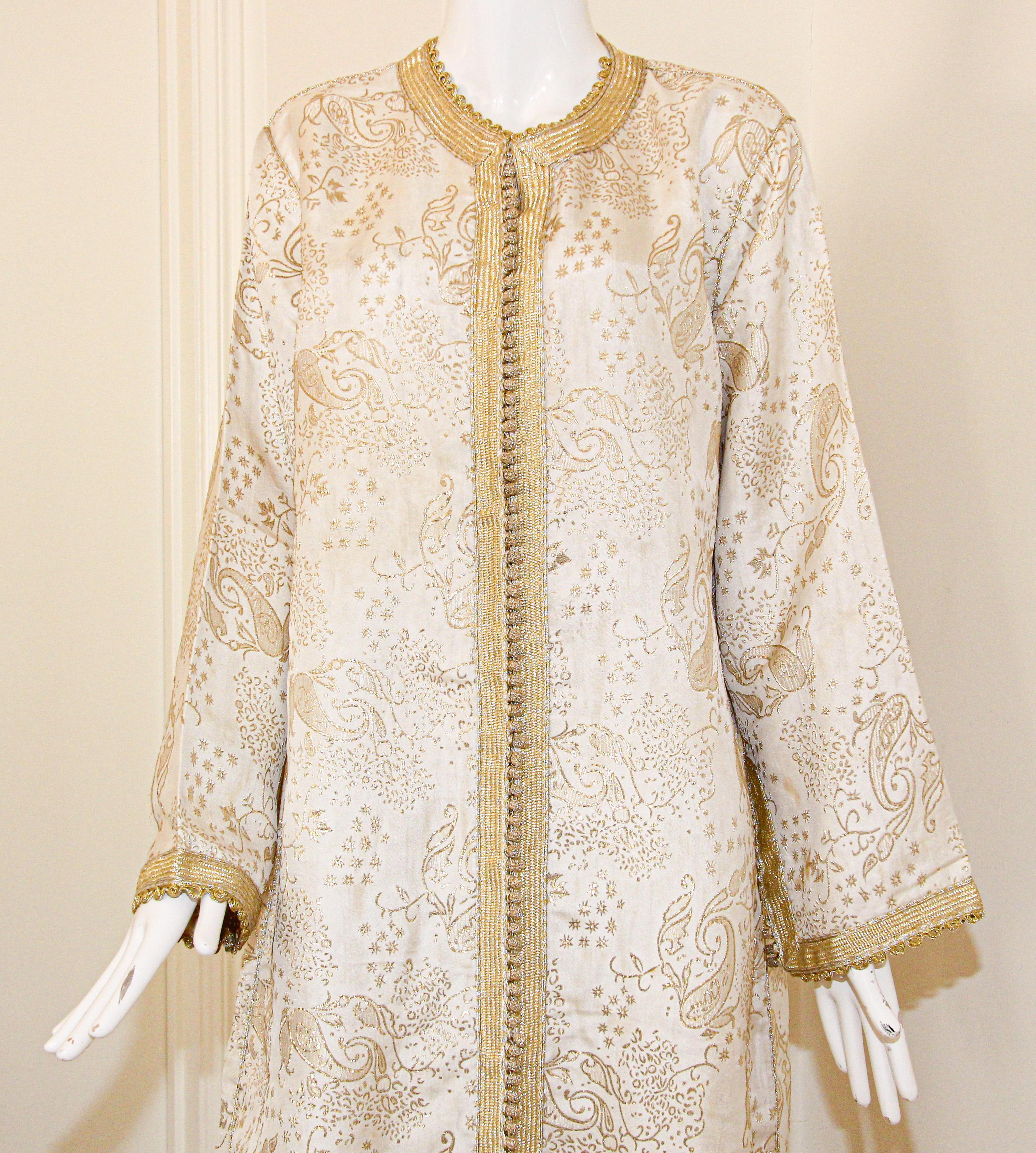 Elegant Moroccan White Caftan with Gold Metallic Floral Brocade For Sale 5