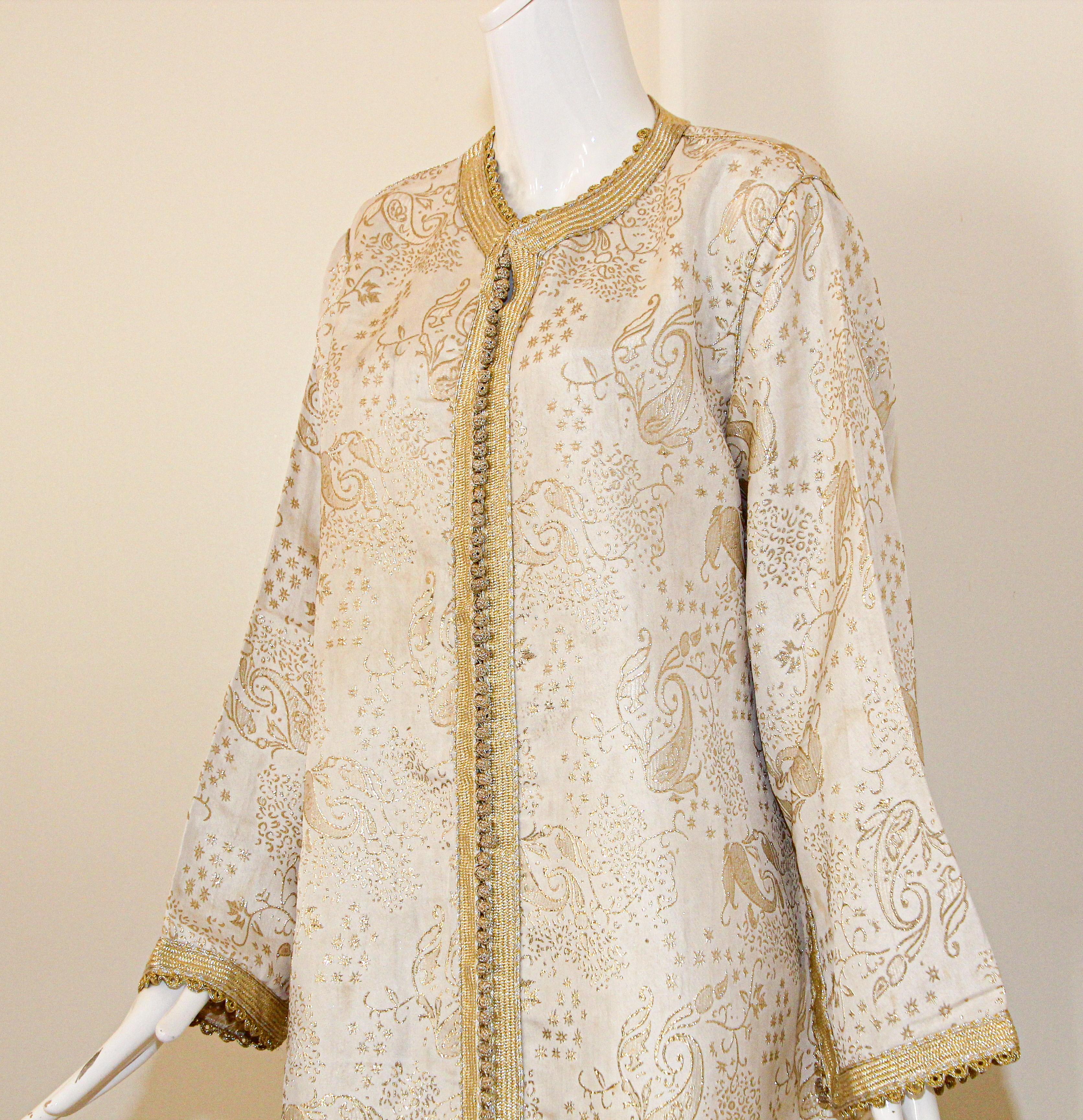 Elegant Moroccan White Caftan with Gold Metallic Floral Brocade For Sale 6