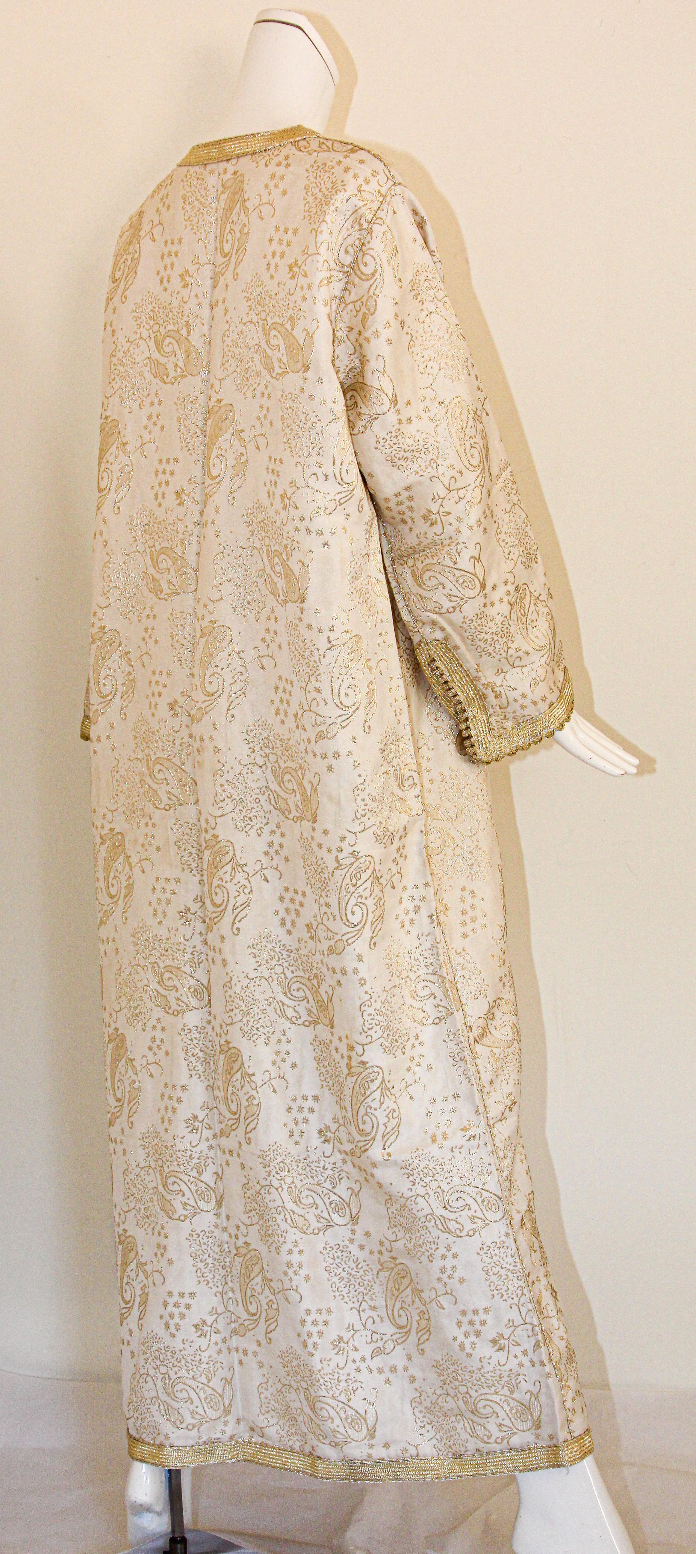 Elegant Moroccan White Caftan with Gold Metallic Floral Brocade For Sale 7