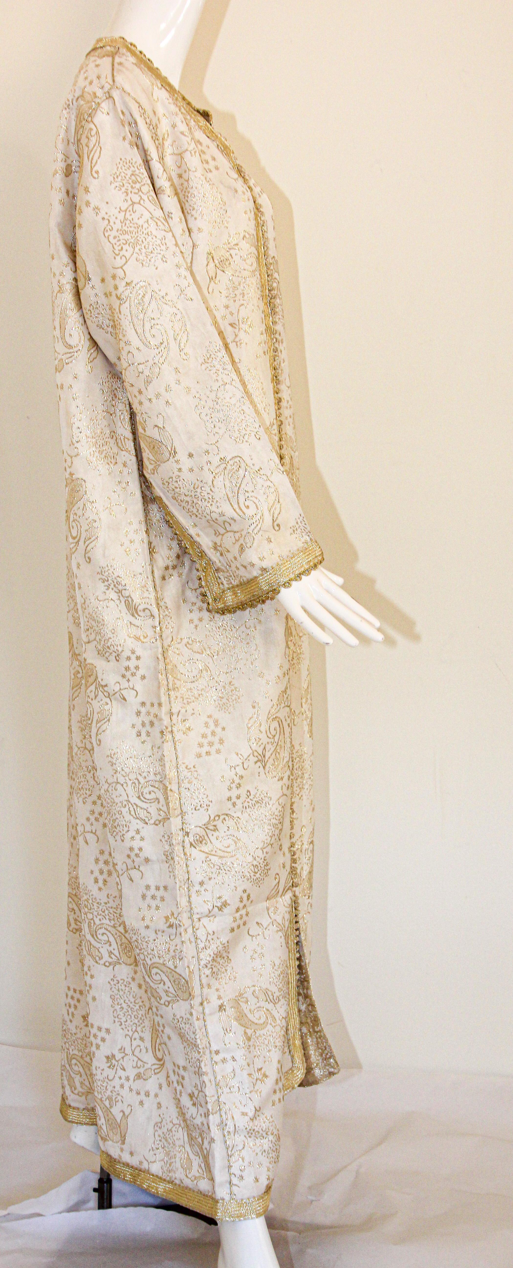Elegant Moroccan White Caftan with Gold Metallic Floral Brocade For Sale 8