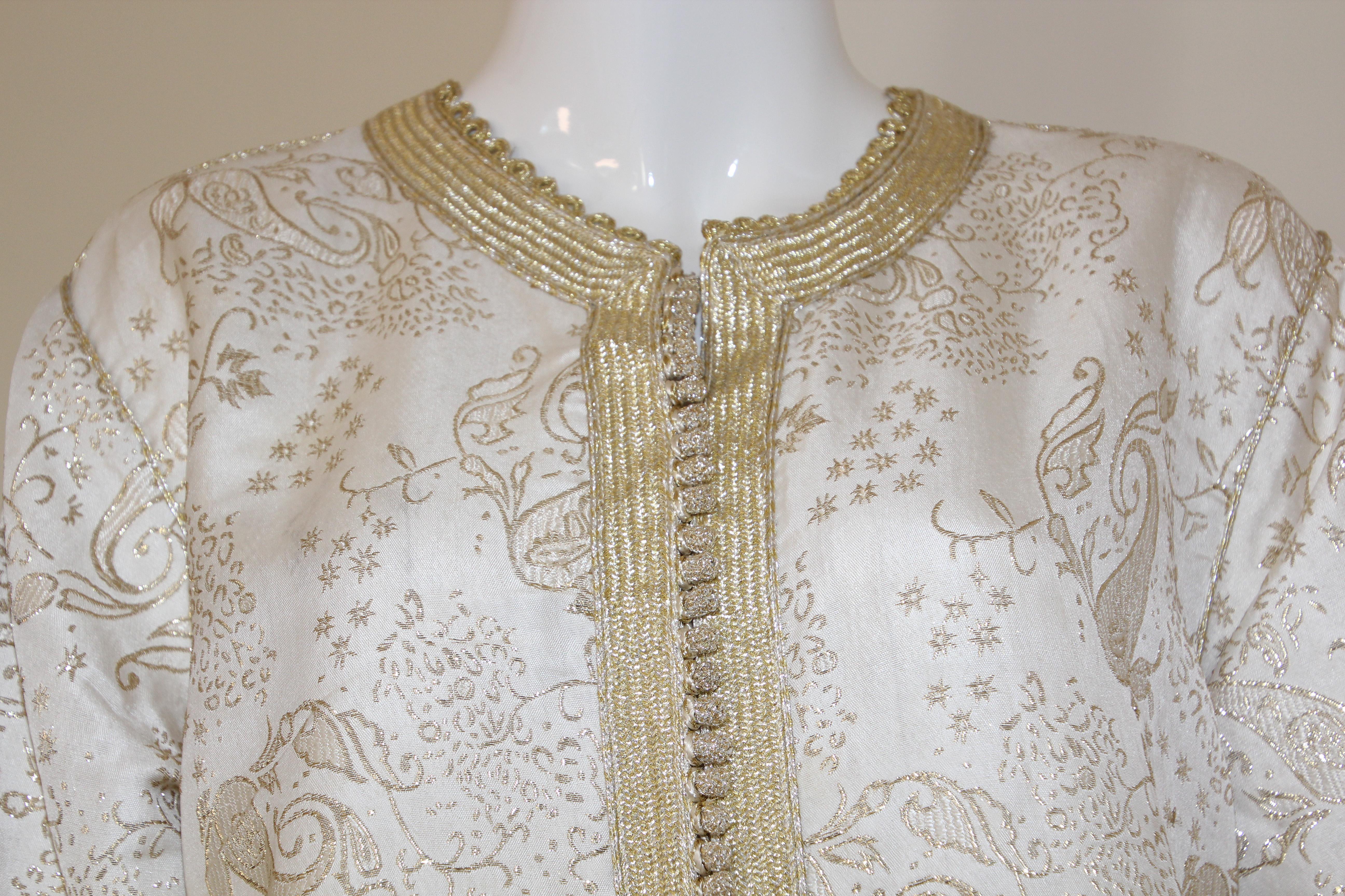 Elegant Moroccan White Caftan with Gold Metallic Floral Brocade For Sale 9