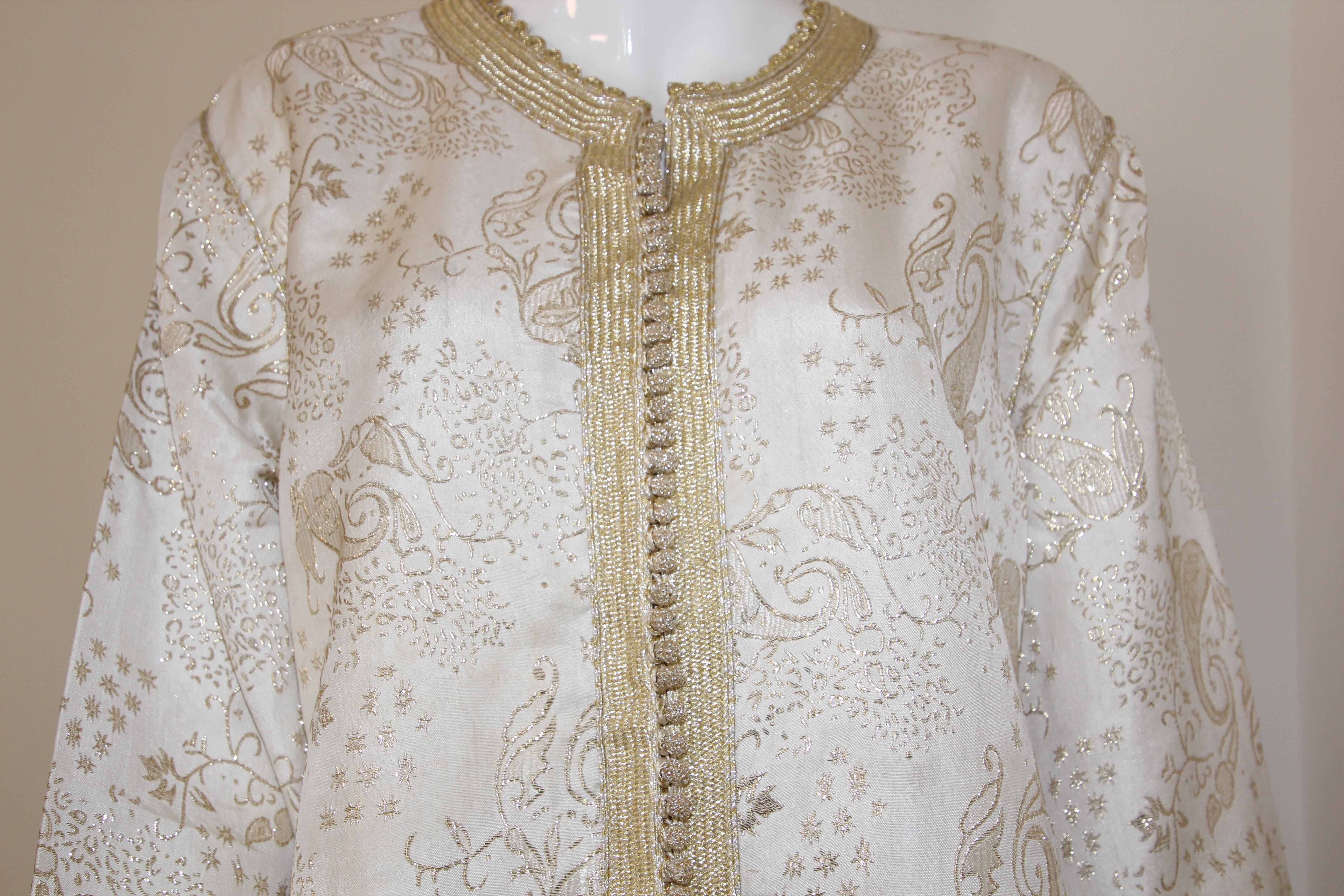 Elegant Moroccan White Caftan with Gold Metallic Floral Brocade For Sale 11