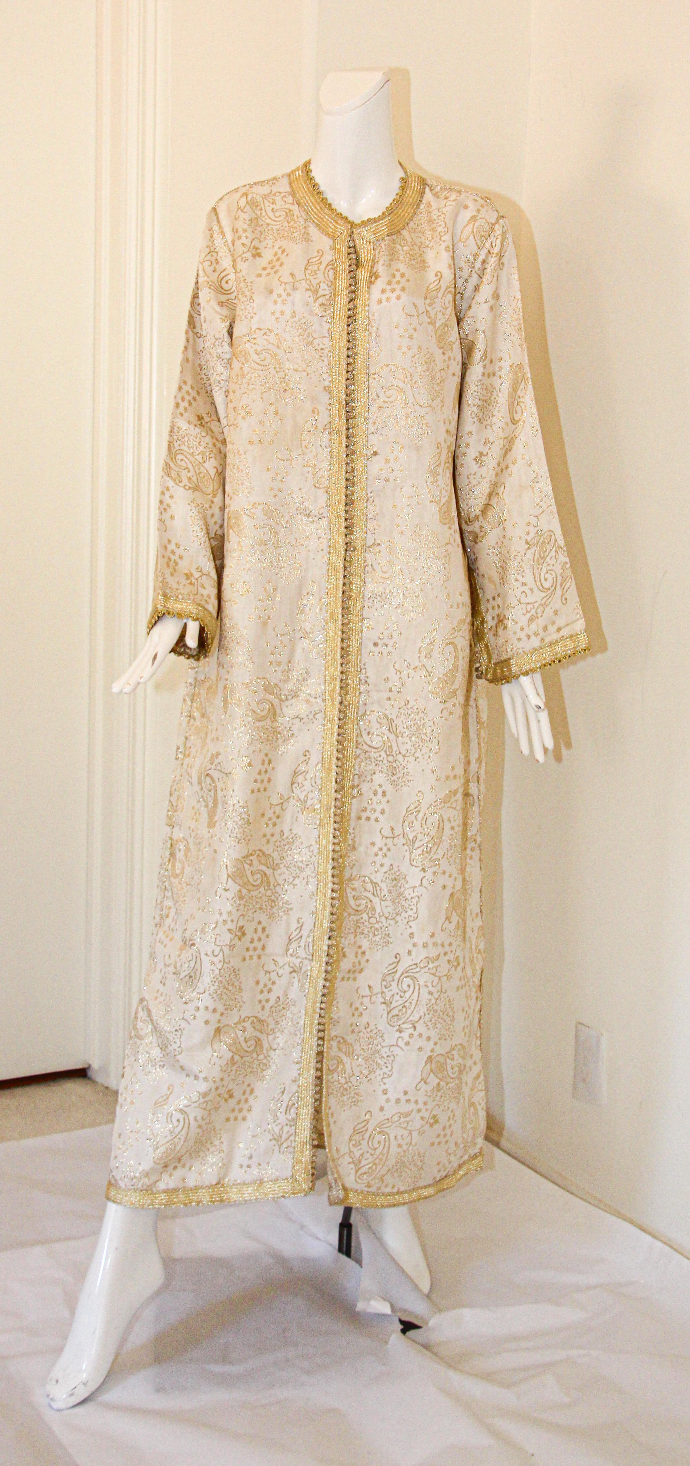 Elegant Moroccan White Caftan with Gold Metallic Floral Brocade For Sale 12