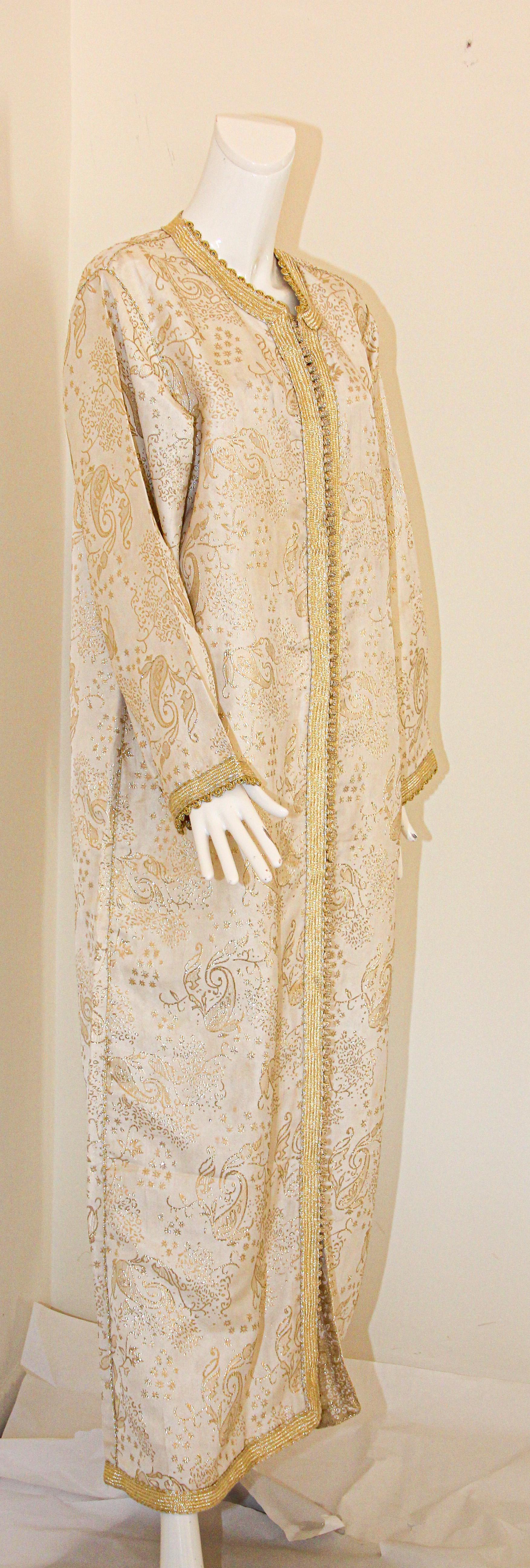 Beige Elegant Moroccan White Caftan with Gold Metallic Floral Brocade For Sale