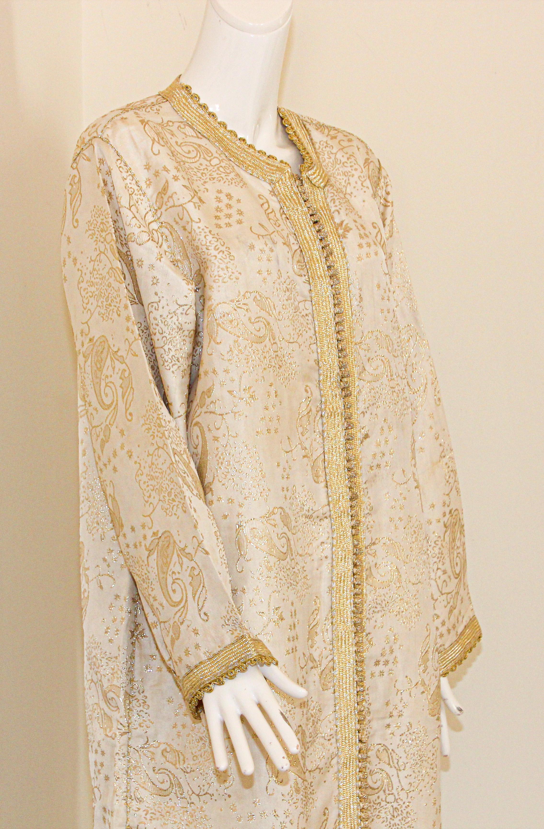 Elegant Moroccan White Caftan with Gold Metallic Floral Brocade In Good Condition For Sale In North Hollywood, CA