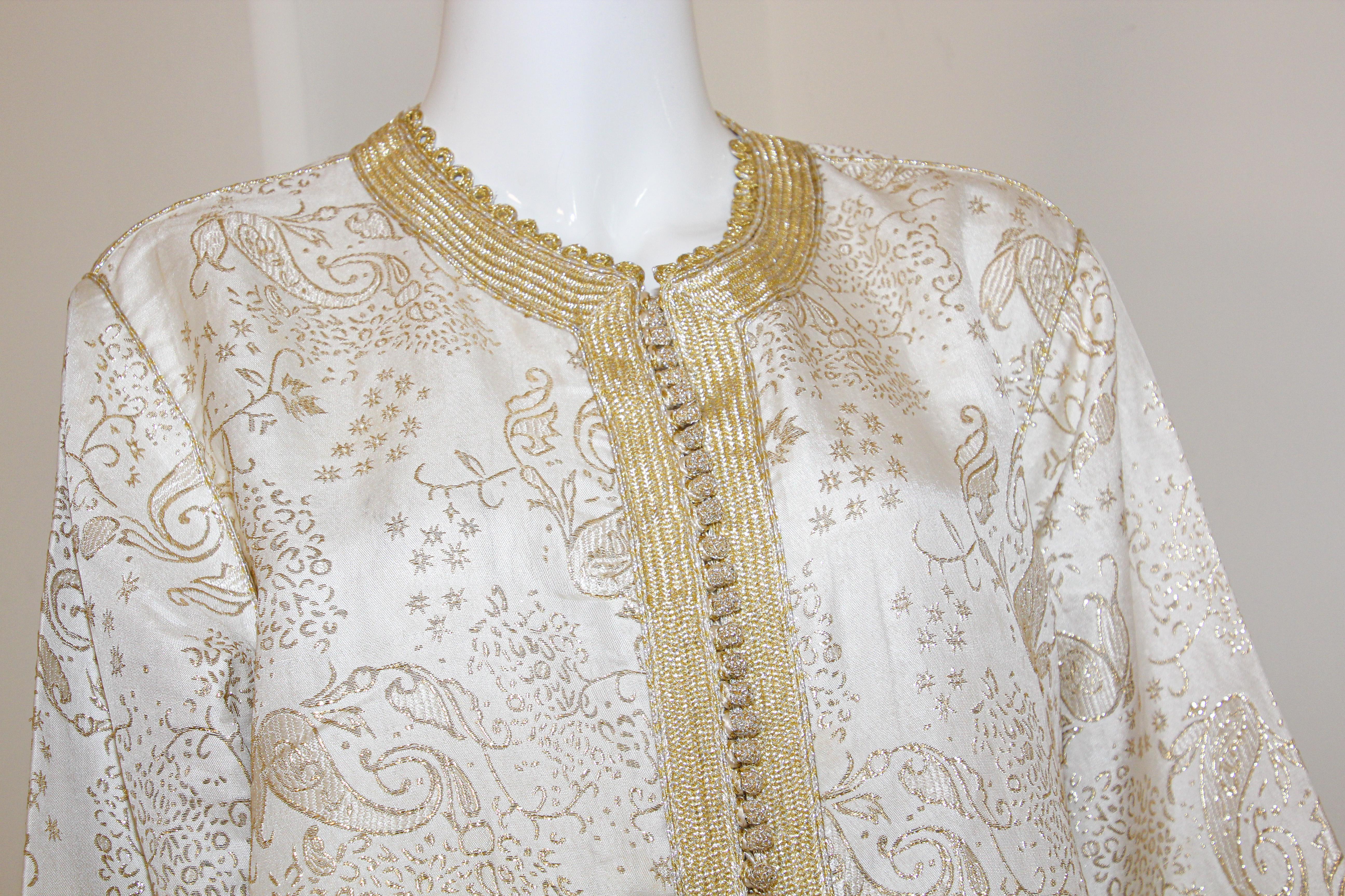 Women's or Men's Elegant Moroccan White Caftan with Gold Metallic Floral Brocade For Sale