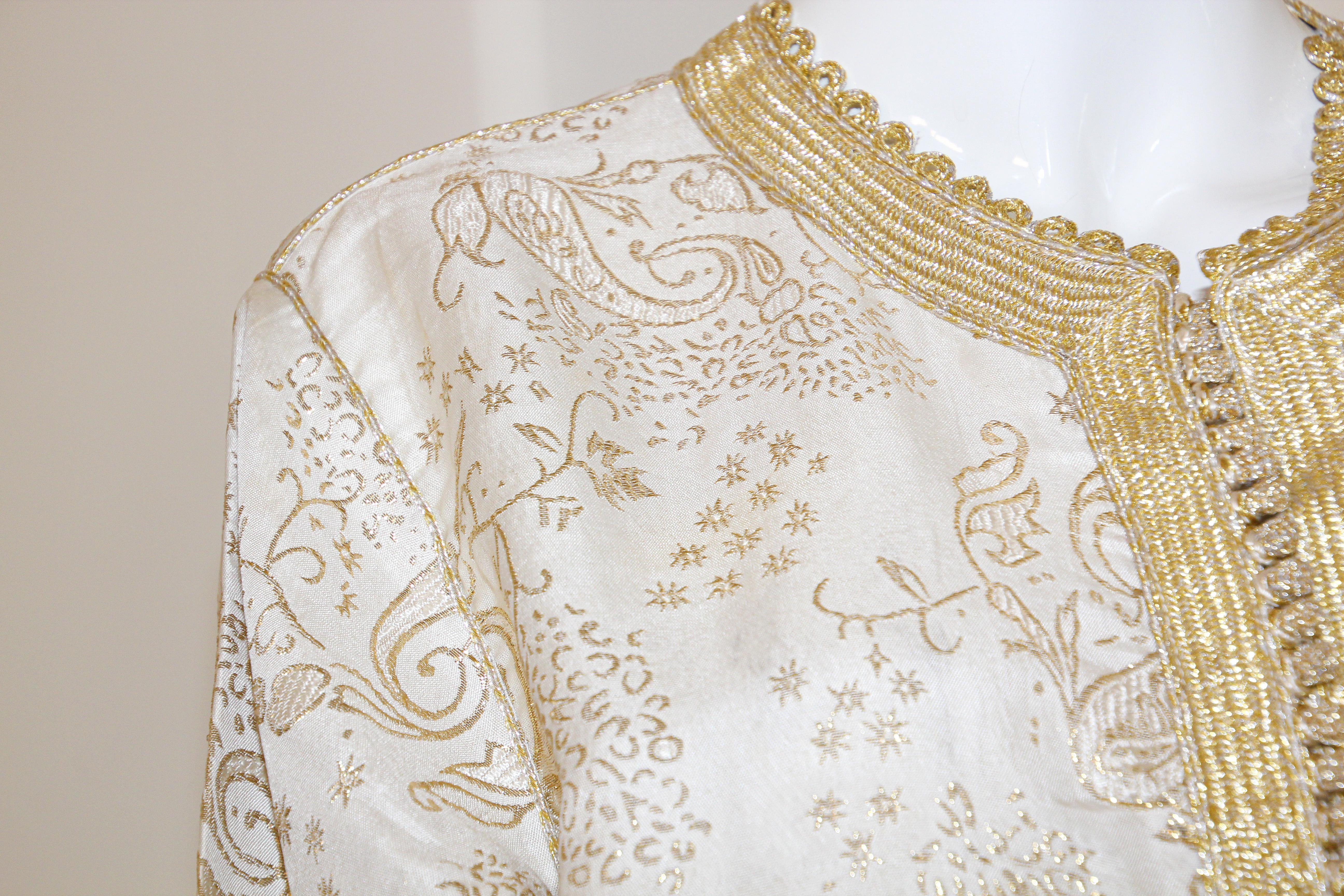 Elegant Moroccan White Caftan with Gold Metallic Floral Brocade For Sale 2