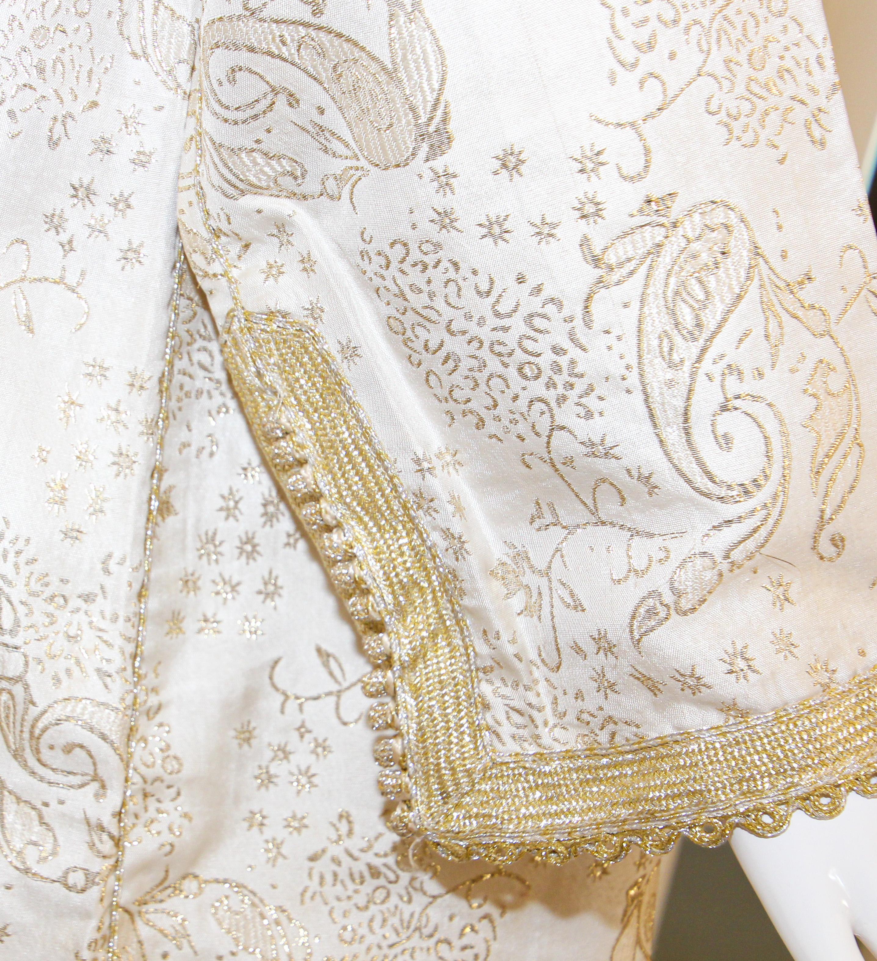 Elegant Moroccan White Caftan with Gold Metallic Floral Brocade For Sale 3
