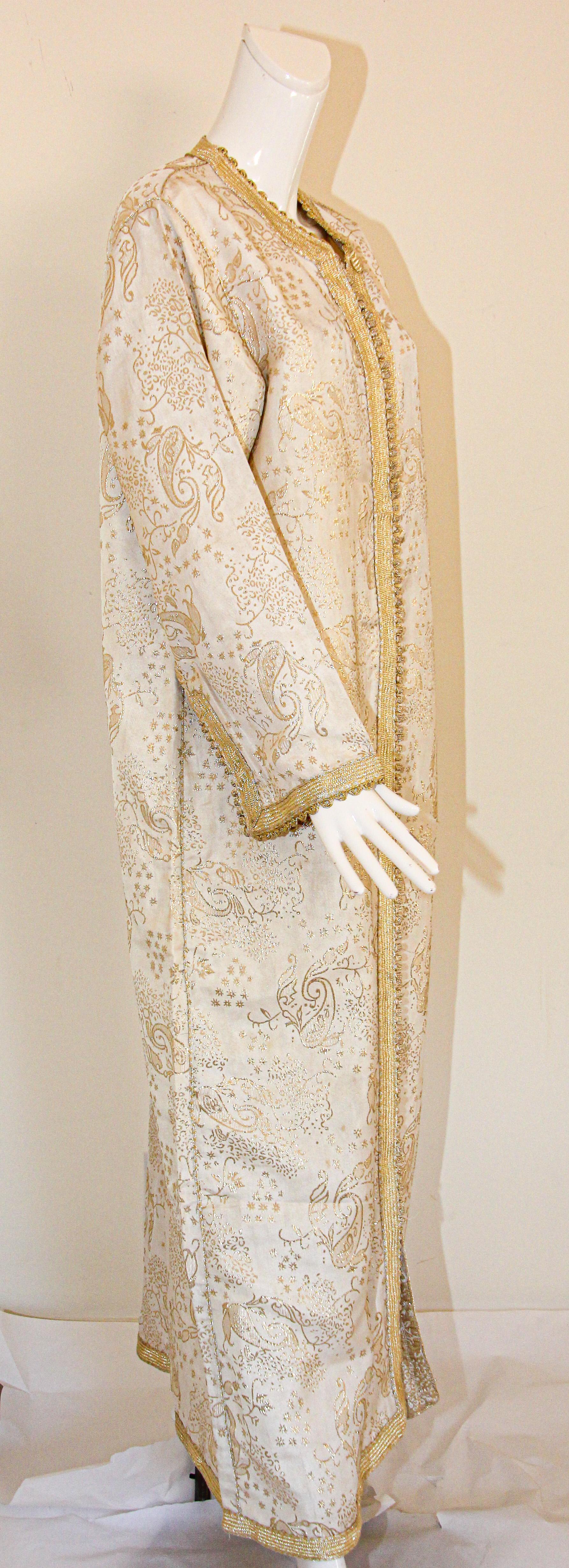 Elegant Moroccan White Caftan with Gold Metallic Floral Brocade For Sale 4