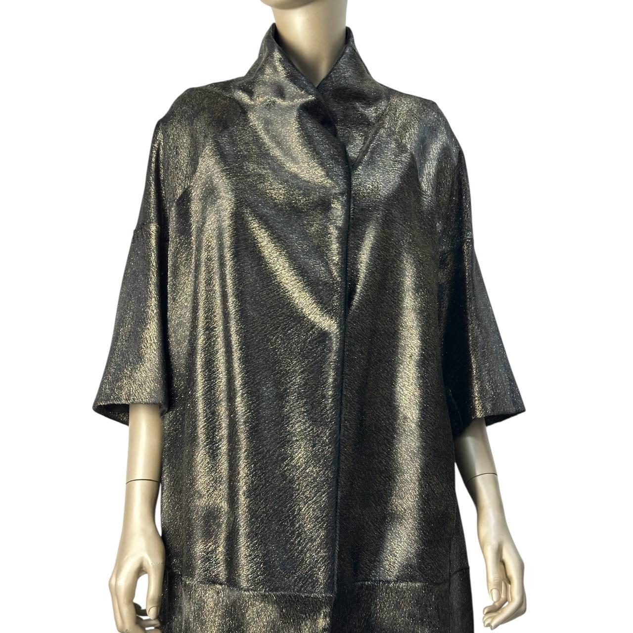 Rehaussez votre garde-robe avec ce superbe manteau Moschino, confectionné en fourrure luxueuse et en cuir souple. Ce manteau respire la sophistication et le style, parfait pour faire une déclaration. 

Caractéristiques :

- Marque : Moschino

-