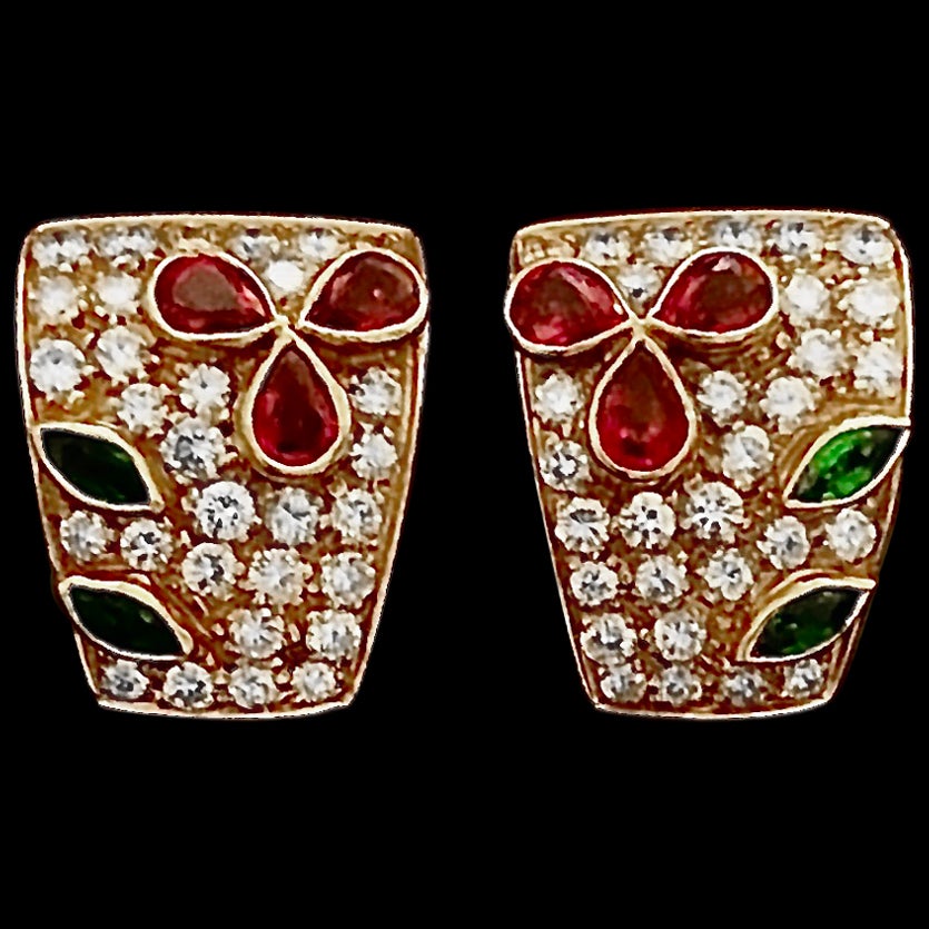 Elegantes clips multigema, con brillantes diamantes blancos, esmeraldas y rubíes en venta