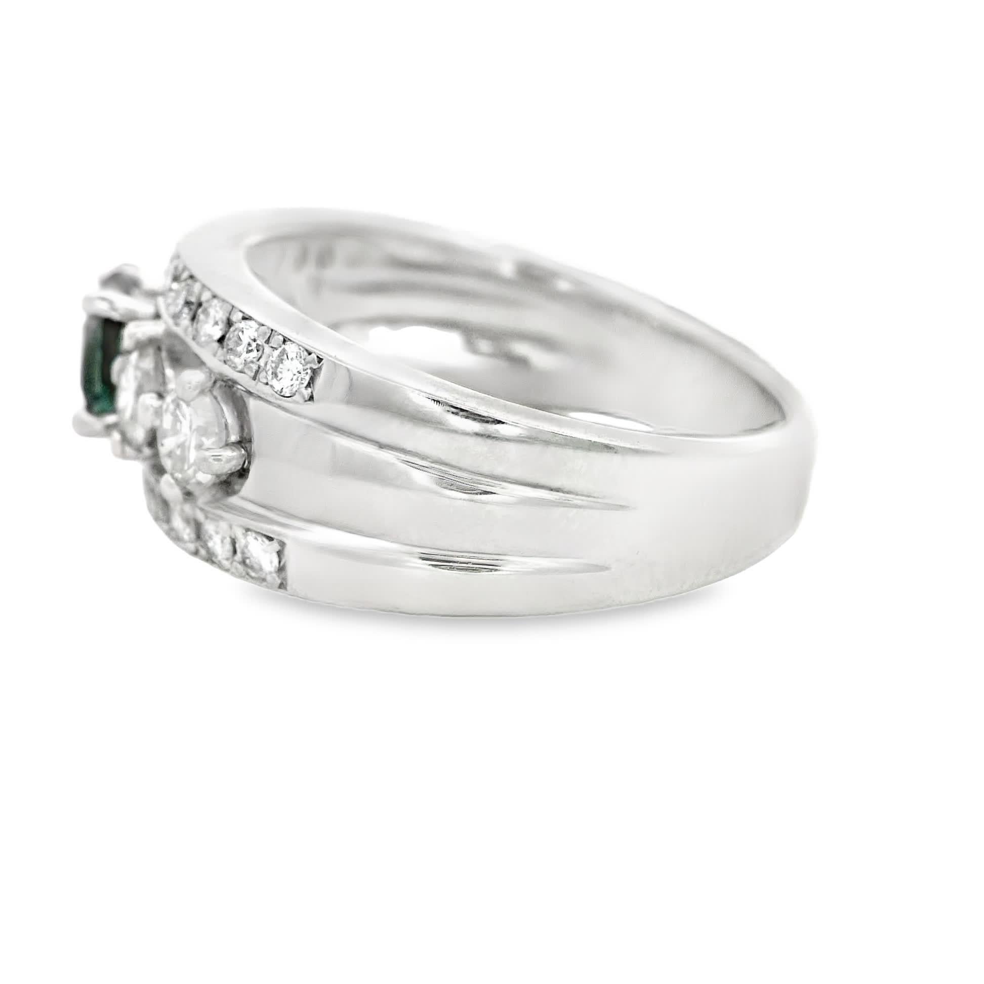 Entdecken Sie die exquisite Schönheit dieses Multisteinrings mit einem atemberaubenden Smaragd in der Mitte, umgeben von funkelnden Diamanten. Dieses mit Präzision gefertigte Stück ist perfekt für besondere Anlässe oder als Accessoire für den Alltag.