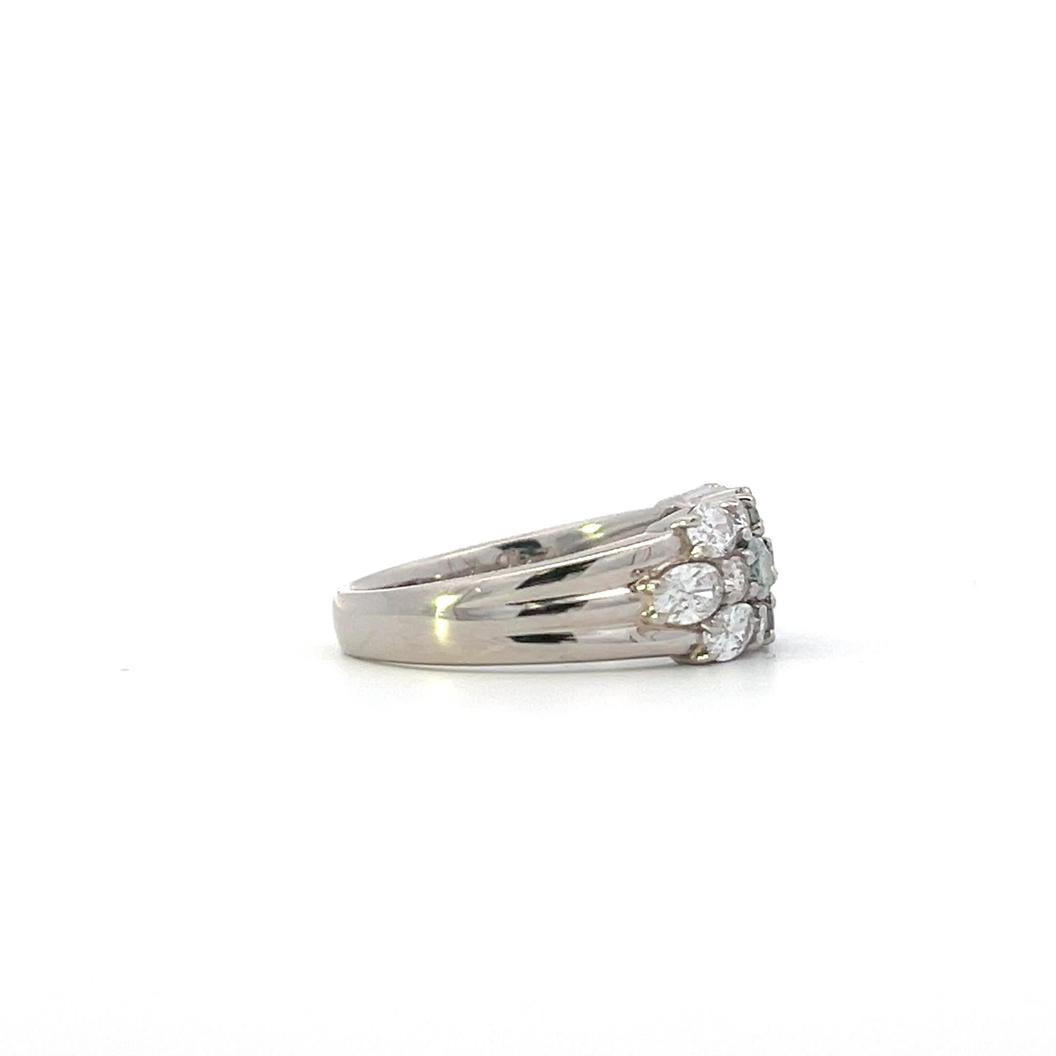 Entdecken Sie die exquisite Schönheit dieses Rings mit mehreren Steinen, der mit einem atemberaubenden Arrangement aus funkelnden Diamanten und leuchtenden Edelsteinen aufwartet. Dieser Ring eignet sich perfekt, um jedem Outfit einen Hauch von