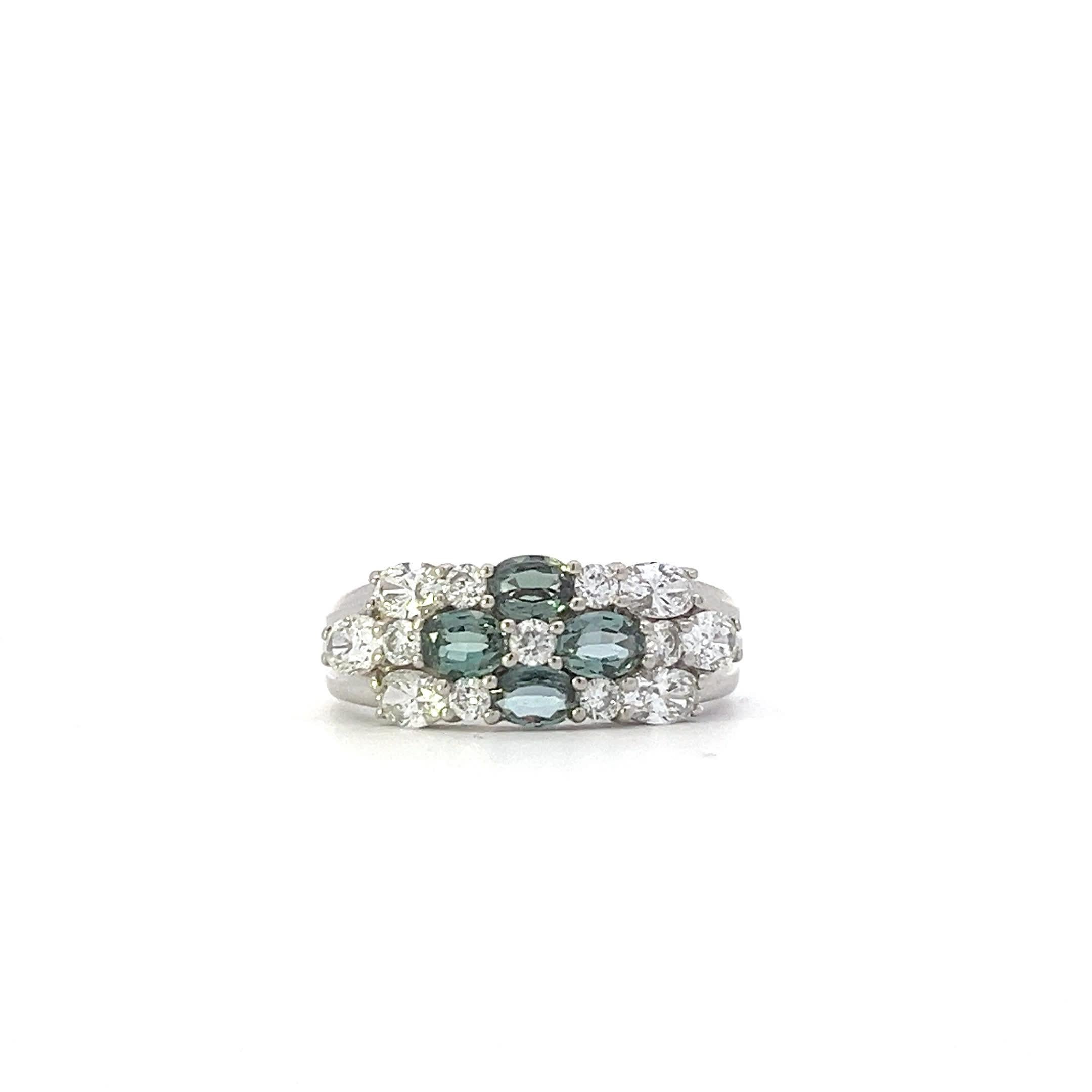 Eleganter Ring mit mehreren Steinen Damen im Angebot