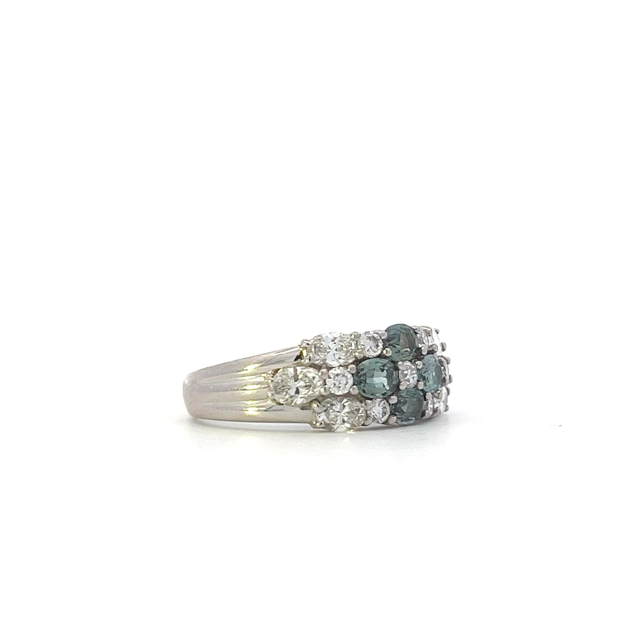 Eleganter Ring mit mehreren Steinen im Angebot 1