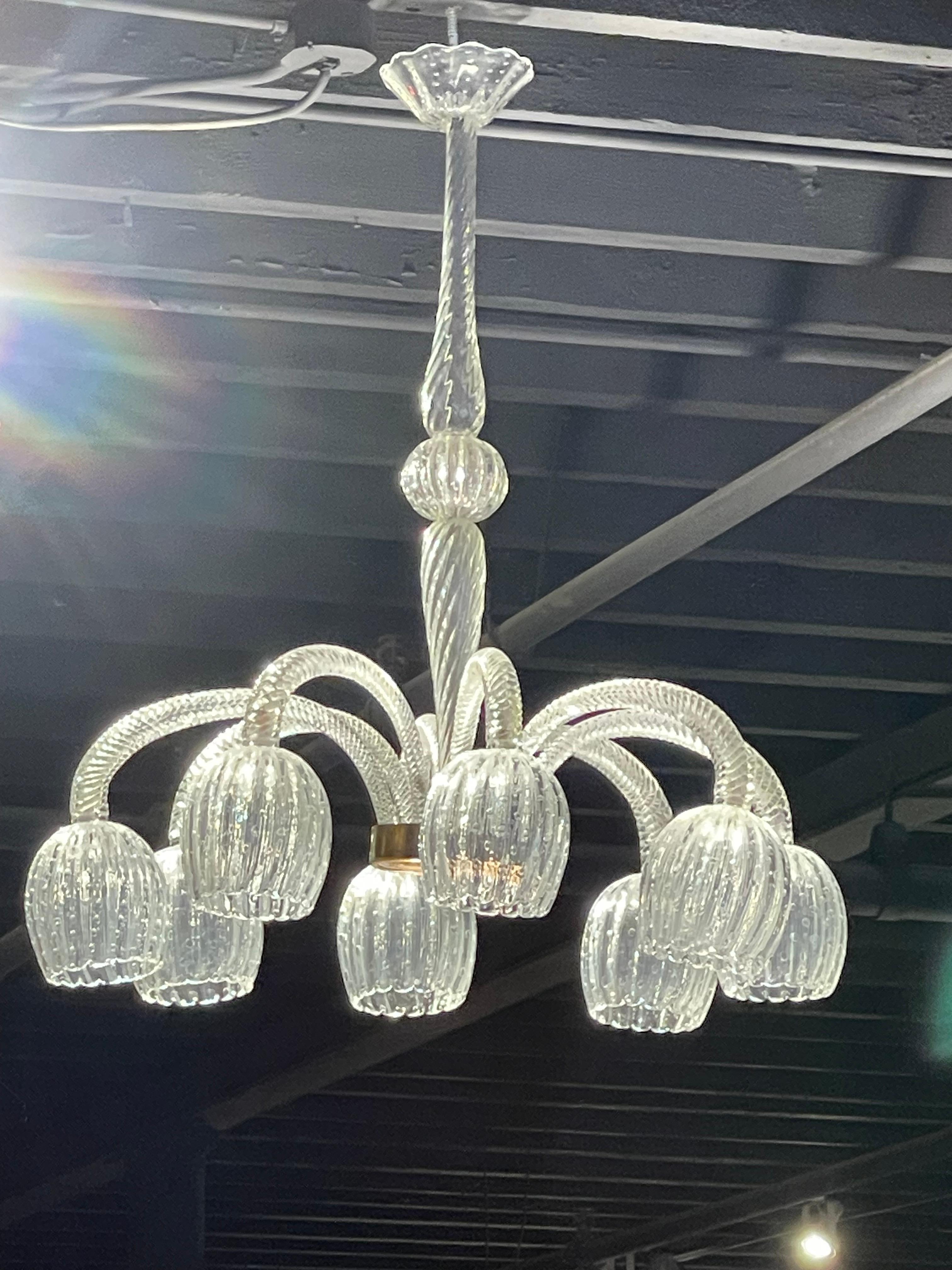 Eleganza e semplicità ....... Lampadario a 8 bracci a Murano di Seguso /  Venezia, anni '70,, Classico design modernista di metà secolo, vetro artistico soffiato a mano, meravigliosa bolla controllata. Design molto insolito con sfumature di fiori
