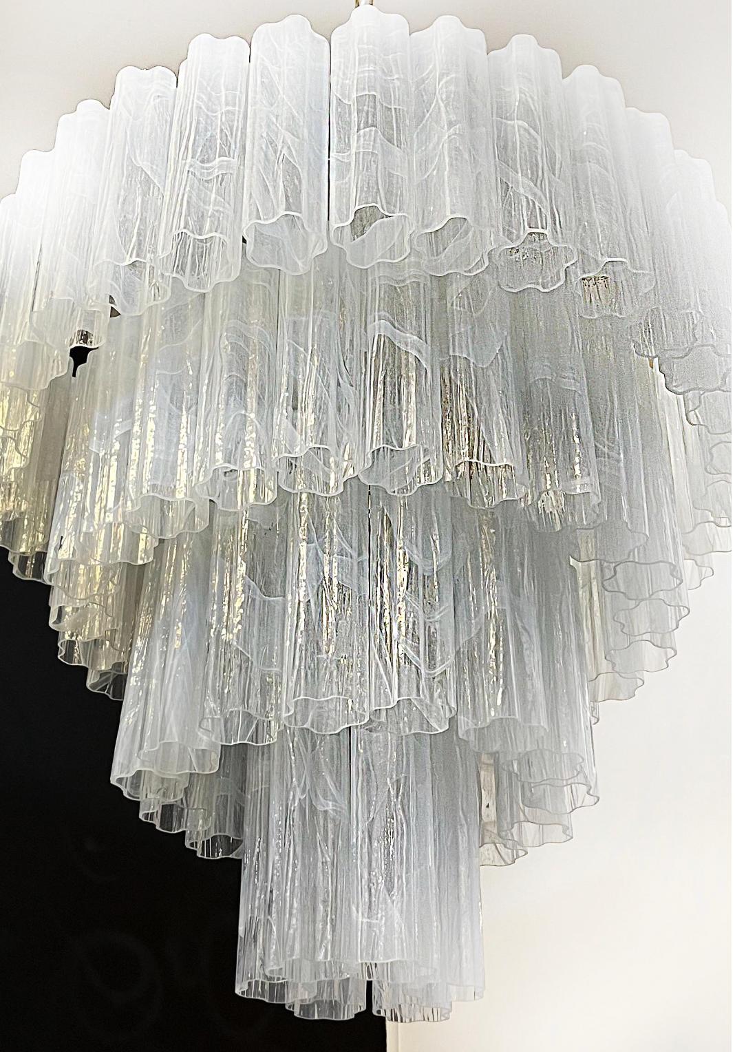 Elegant lustre à verres blancs en albâtre de Murano en vente 5