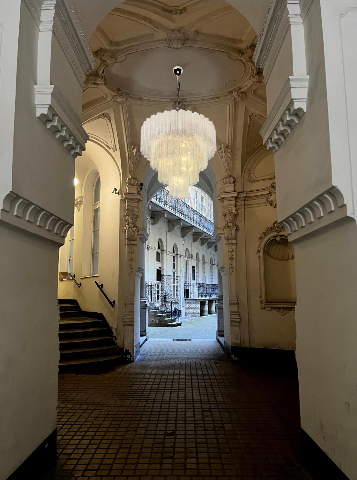 Elegant lustre à verres blancs en albâtre de Murano en vente 9