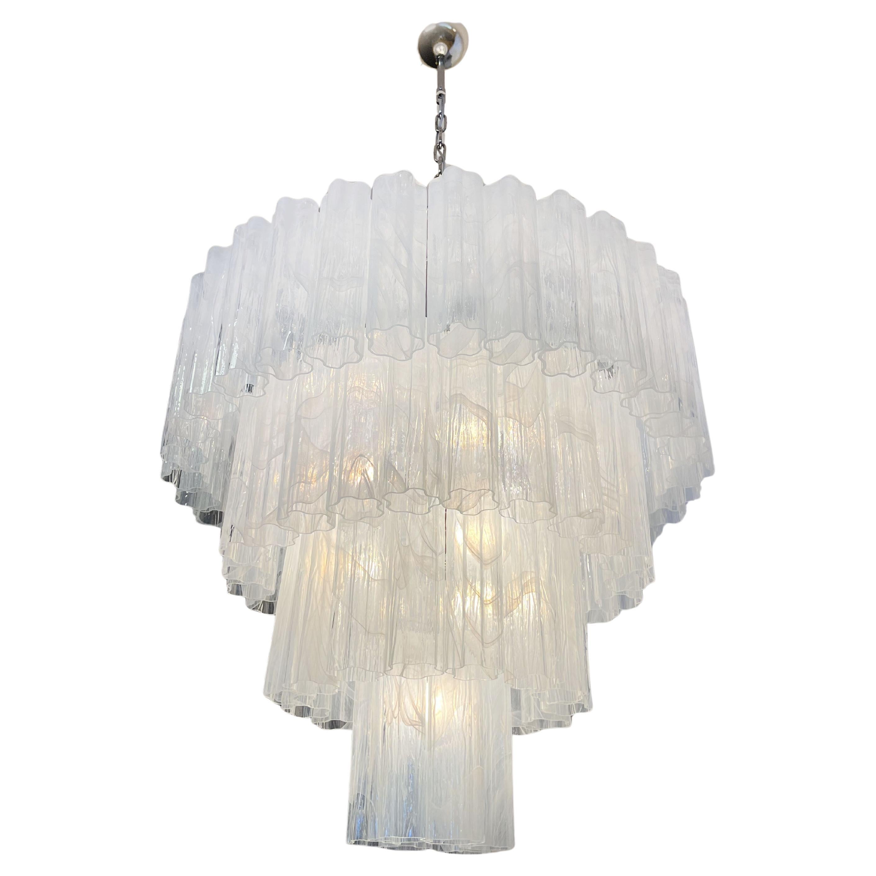 20ième siècle Elegant lustre à verres blancs en albâtre de Murano en vente