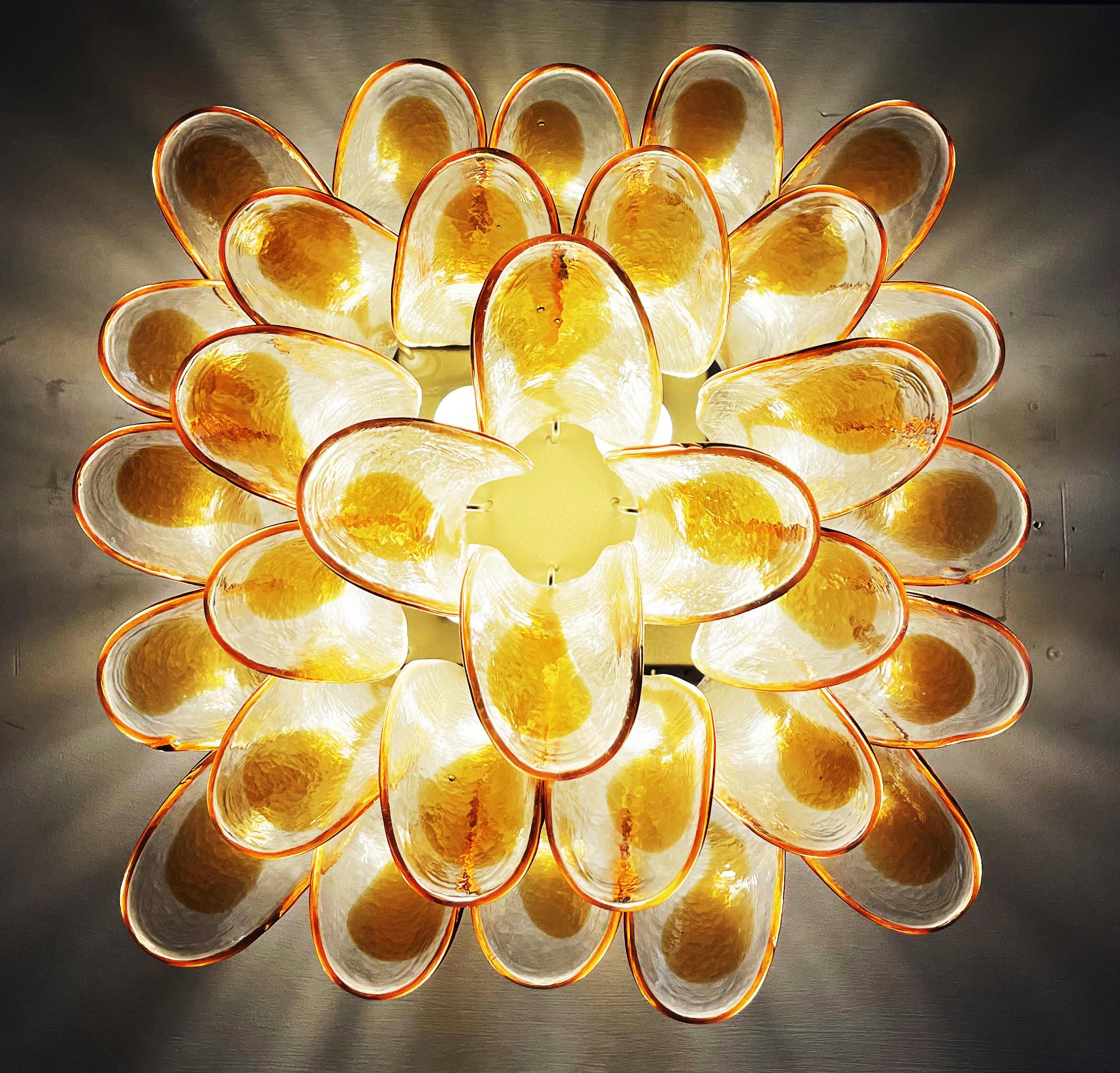 Elegant Murano ceiling lamp - 32 amber and clear glass petals In Good Condition For Sale In Budapest, HU