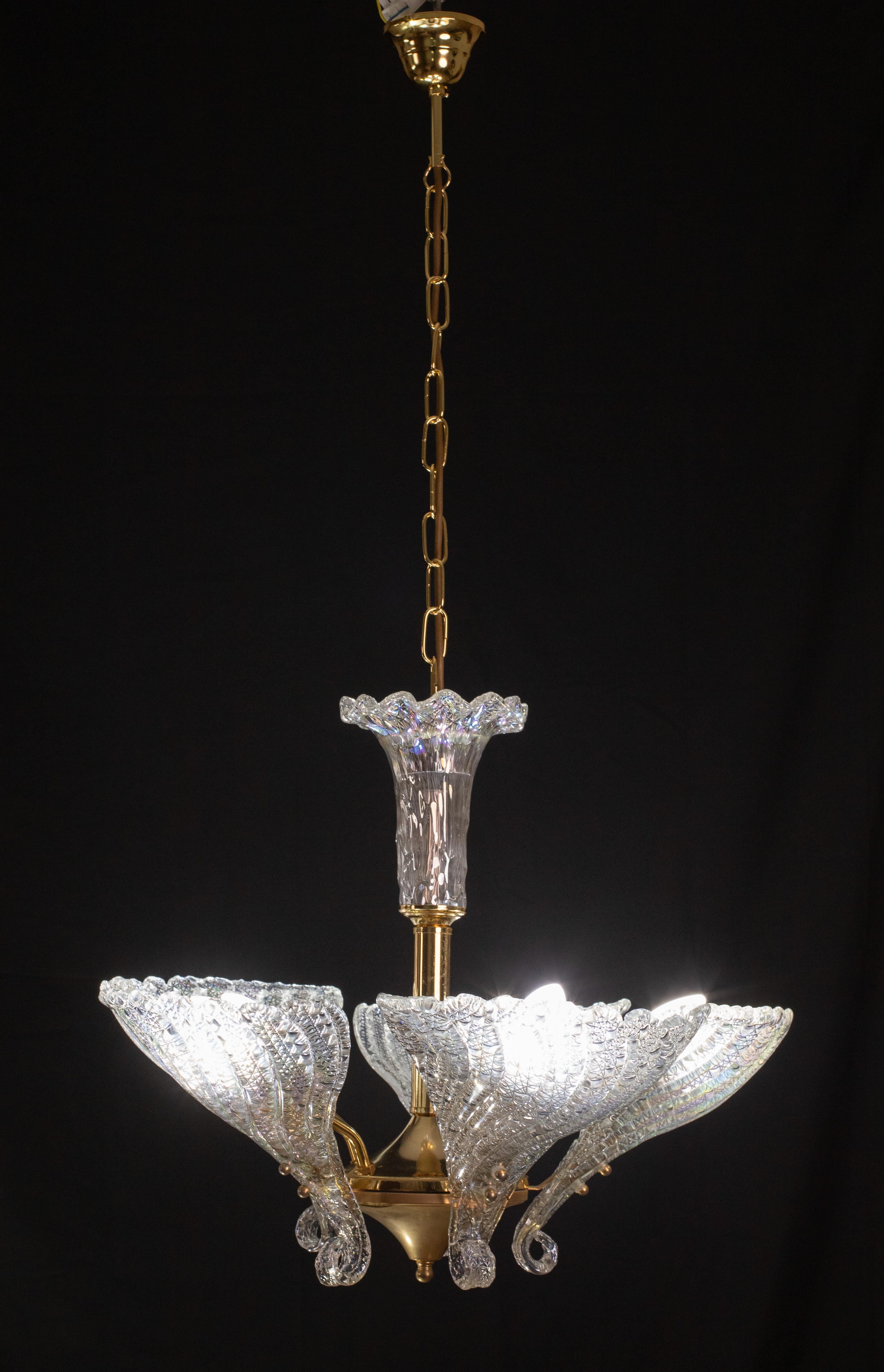 Elegante lampadario di Murano con 5 foglie multicolore iridescenti.

Il lampadario è perfettamente intatto e in perfette condizioni vintage.

Altezza con catena 105 centimetri, altezza senza catena 55 centimetri, diametro 60 centimetri; su richiesta