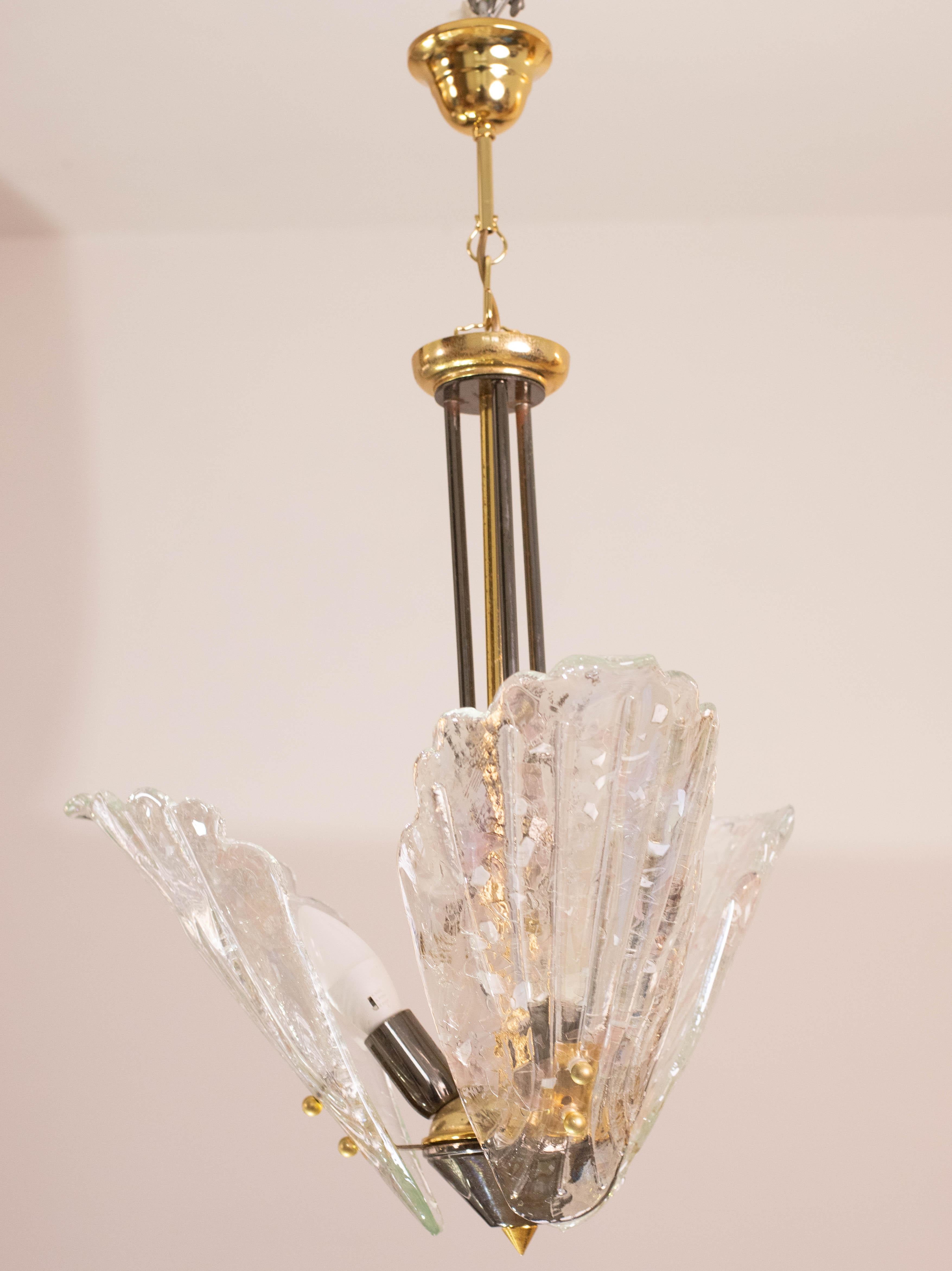 Elegant Murano Chandelier with 3 Leaves Iridescent in Murano Glass In Good Condition For Sale In Roma, IT
