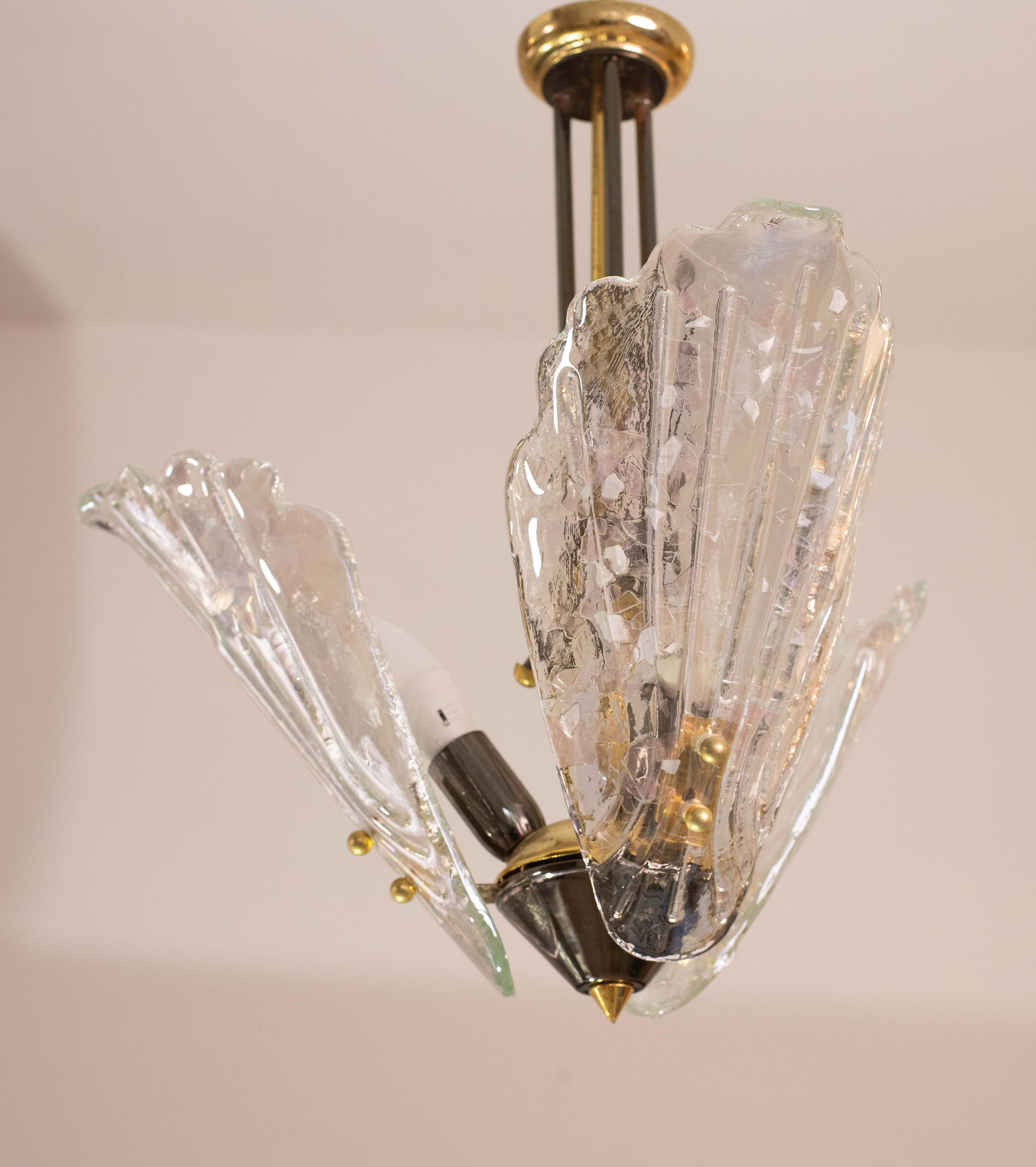 Elegant Murano Chandelier with 3 Leaves Iridescent in Murano Glass For Sale 2