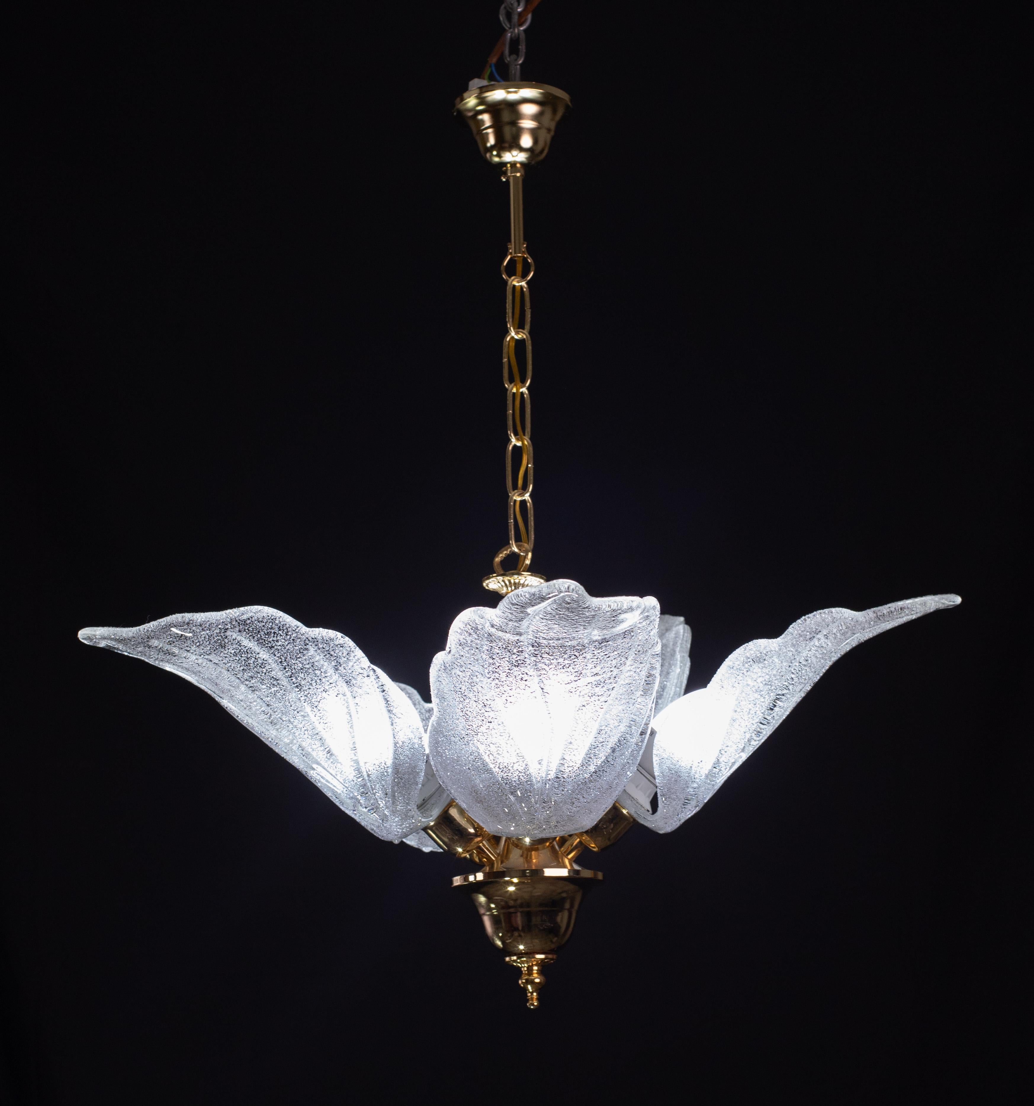 Eleganter Murano-Kronleuchter mit 5 gesteppten Gritblättern.

Die Kette wurde ersetzt, alle Scheiben sind original.

Höhe mit Kette 65 Zentimeter, Durchmesser 60 Zentimeter.