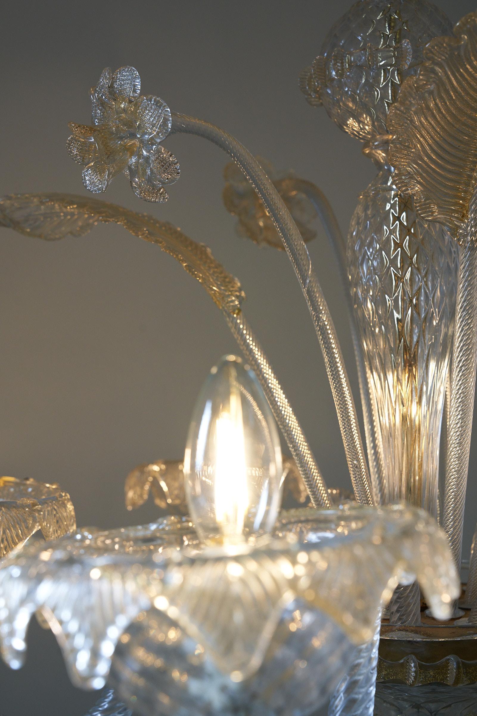Elegante Araña de Murano con Oro y Flores en venta 3