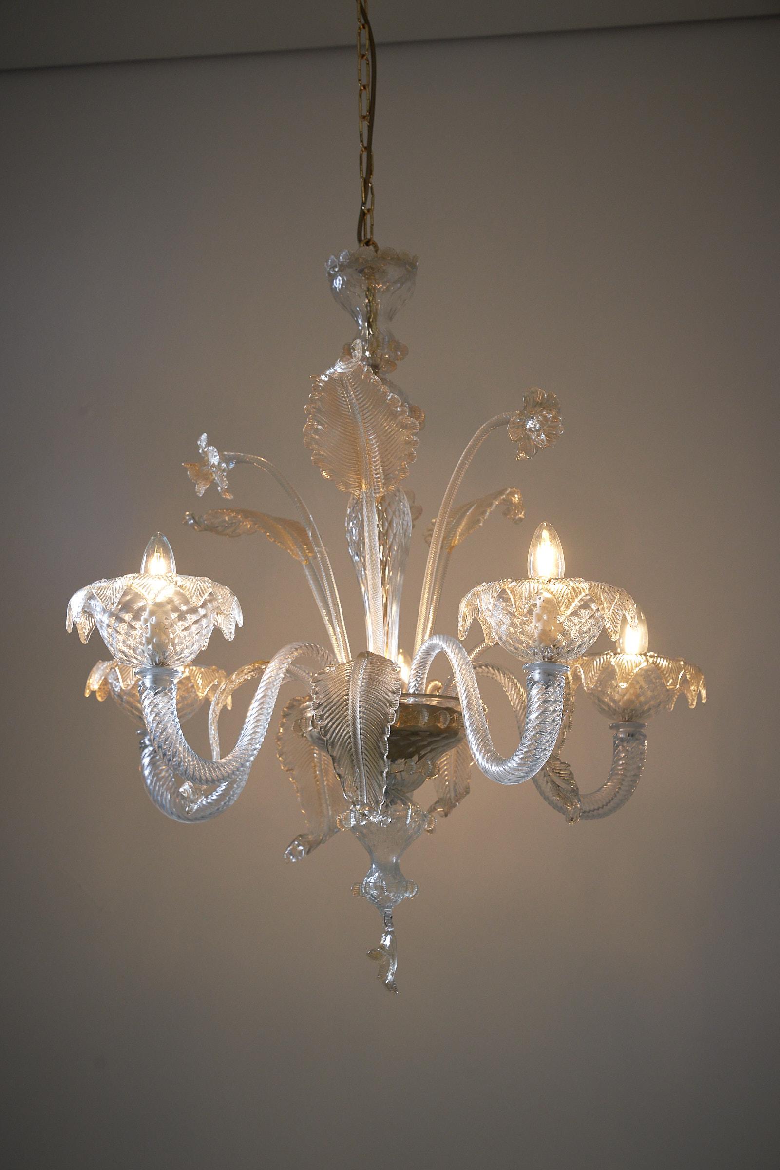 Elegante Araña de Murano con Oro y Flores Hecho a mano en venta