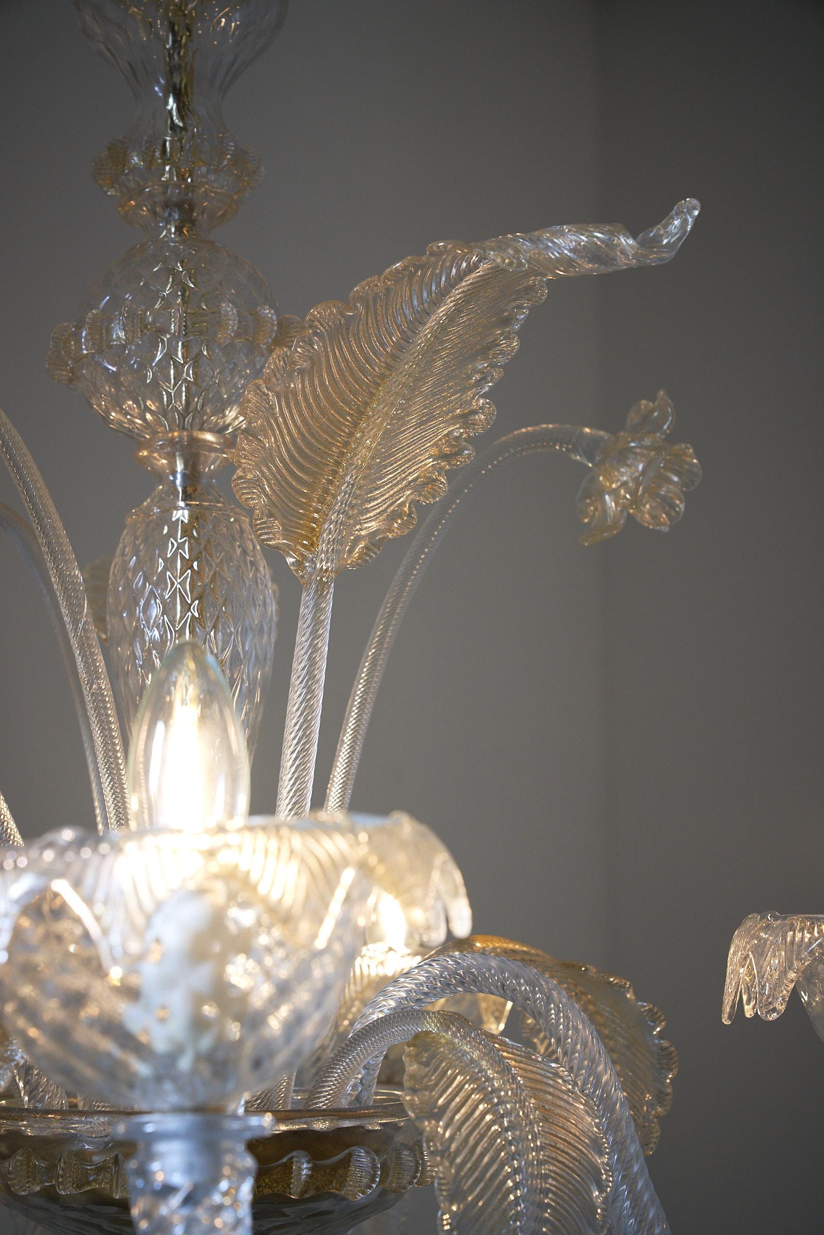 Elegante Araña de Murano con Oro y Flores siglo XX en venta